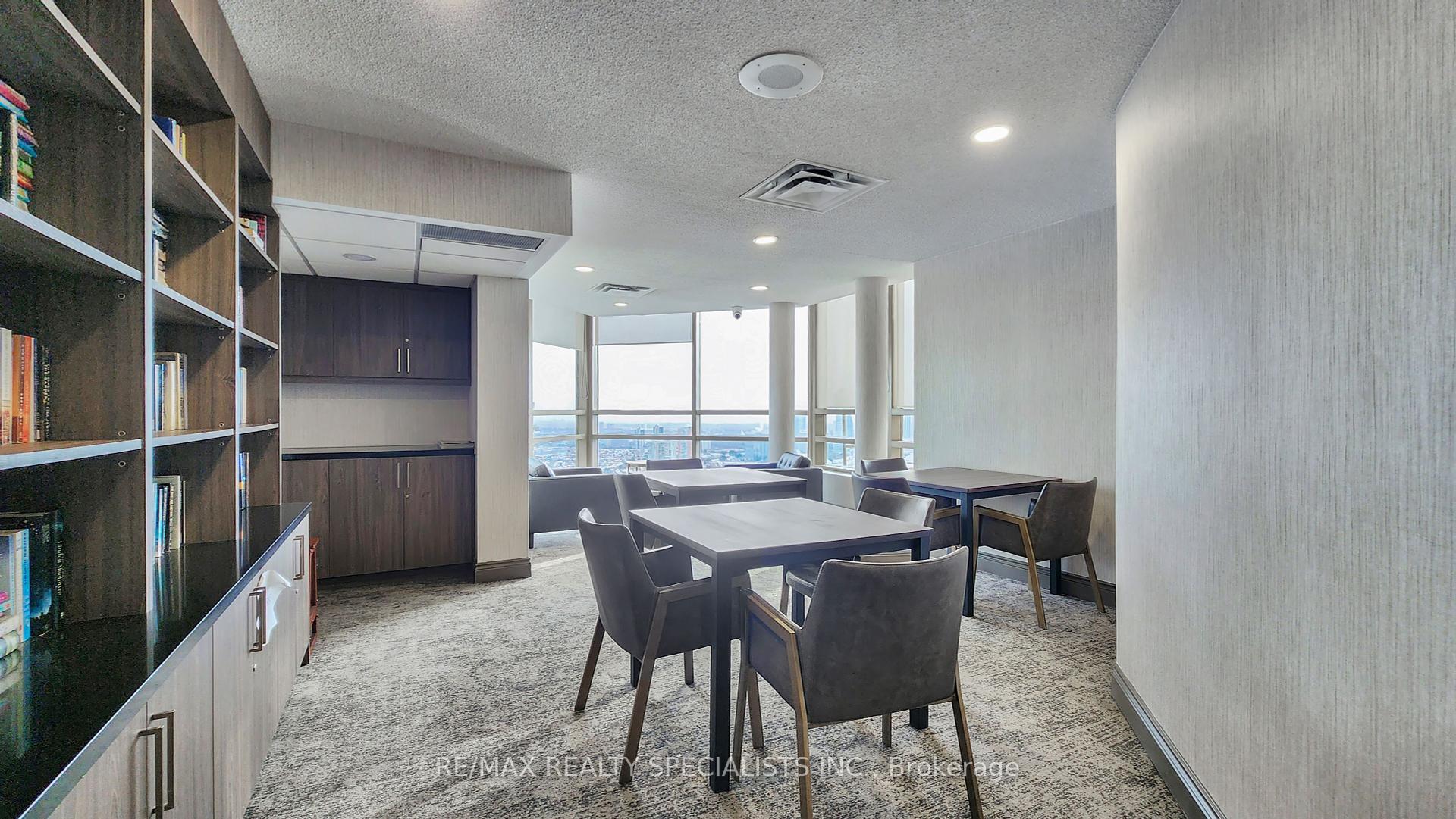 2 Bedrooms Condo at 45 Kingsbridge Garden, Mississauga For sale