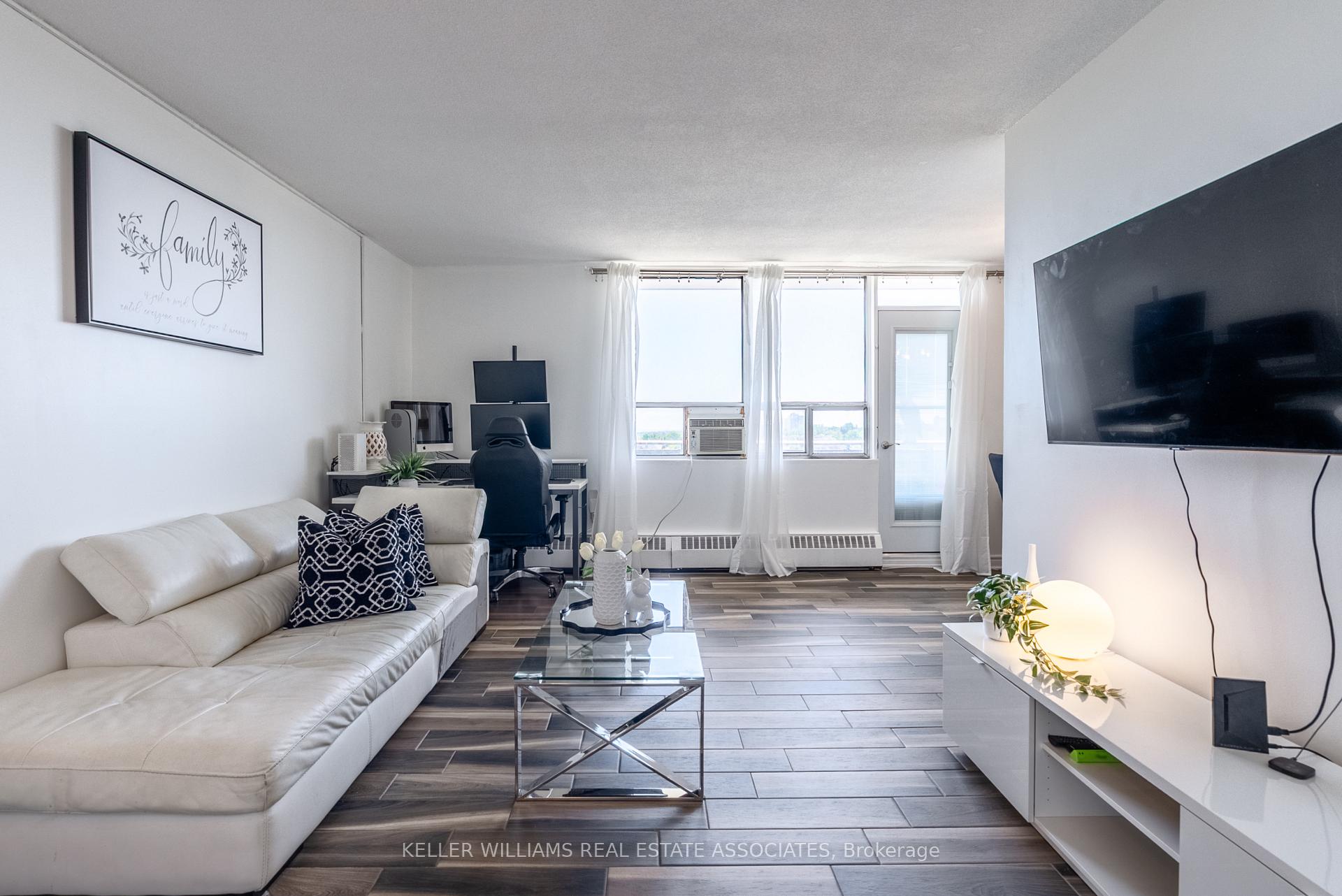 2 Bedrooms Condo at 3145 Queen Frederica, Mississauga For sale