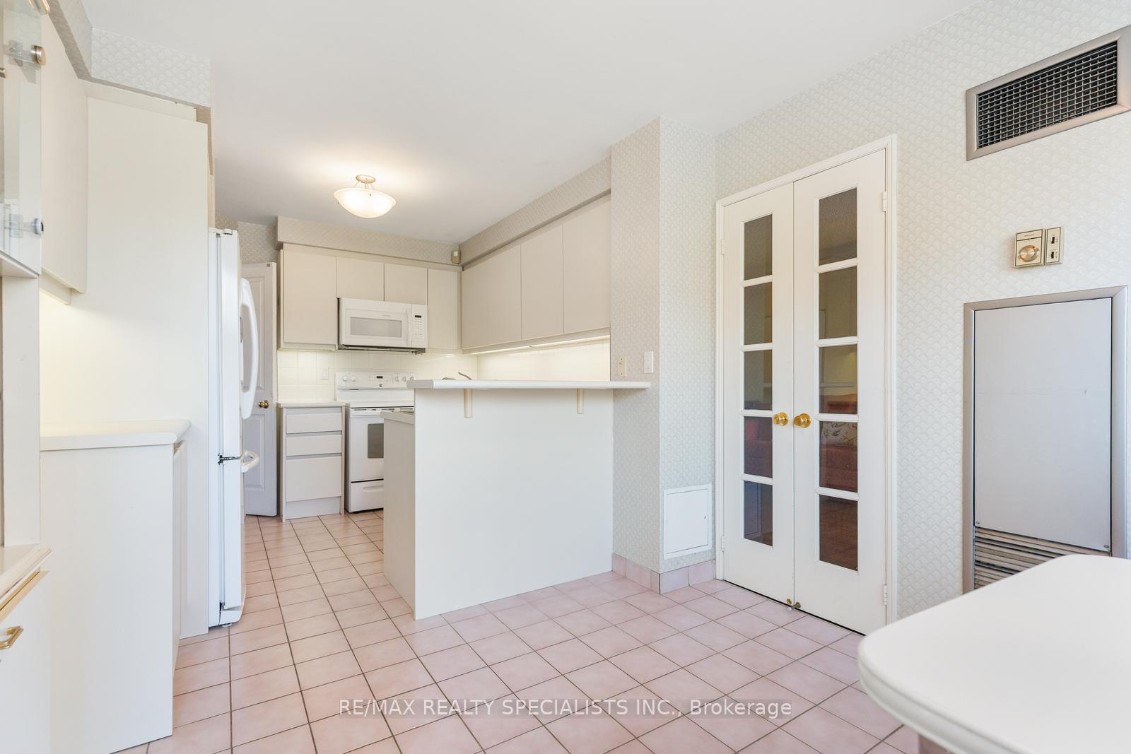 2 Bedrooms Condo at 1800 The Collegeway, Mississauga For sale