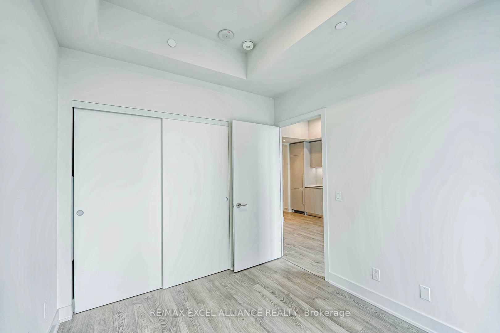 1 Bedroom Condo at 8 Cumberland,  Toronto For sale