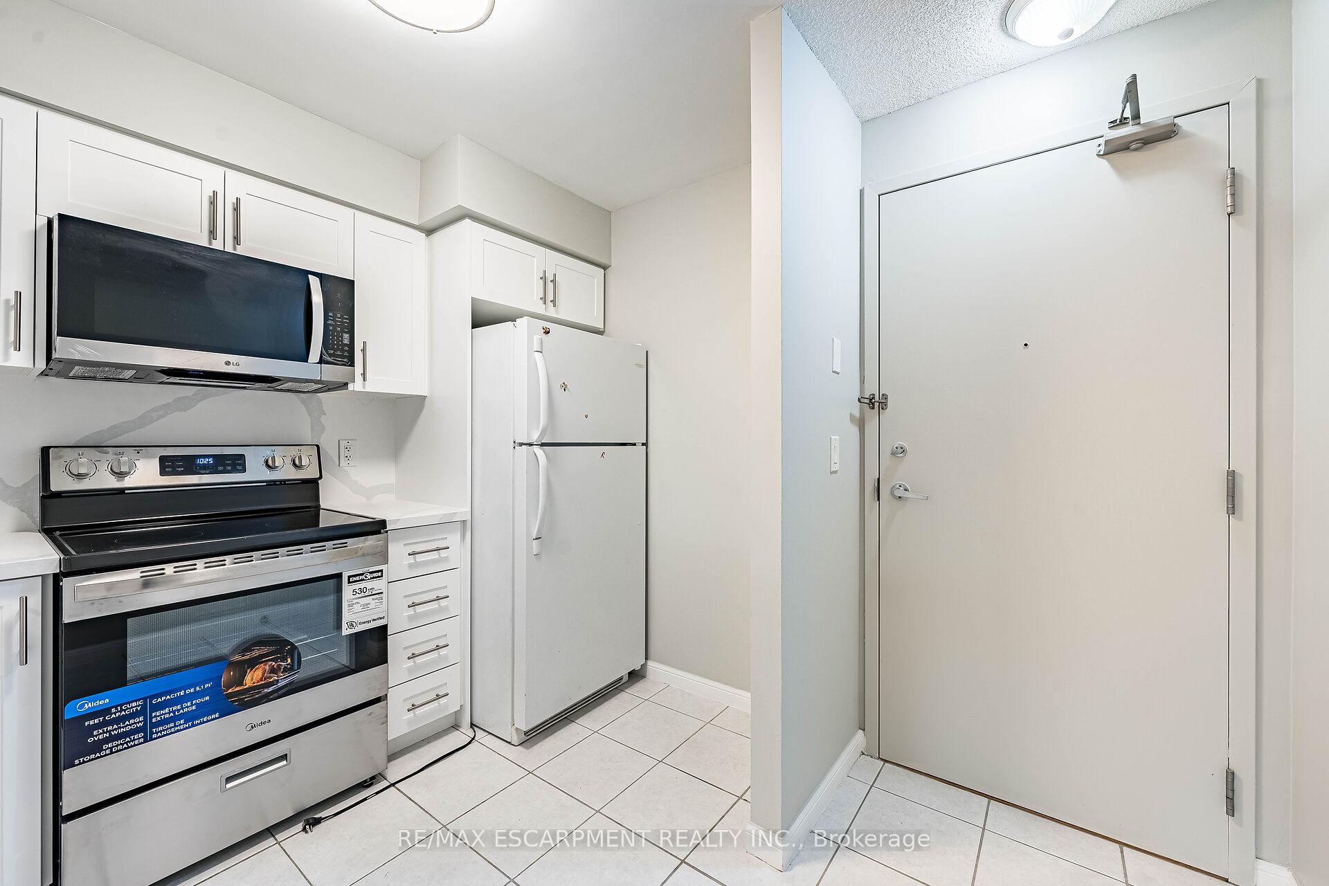 2 Bedrooms Condo at 4 Elsinore, Toronto For sale