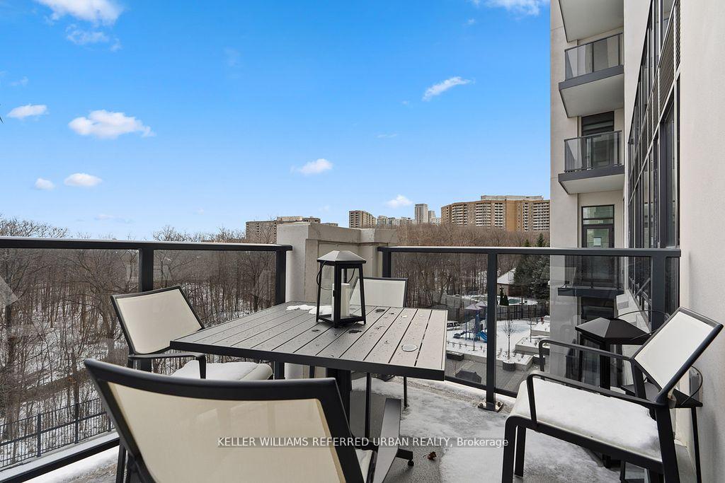 2 Bedrooms Condo at 202 Burnhamthorpe, Mississauga For sale