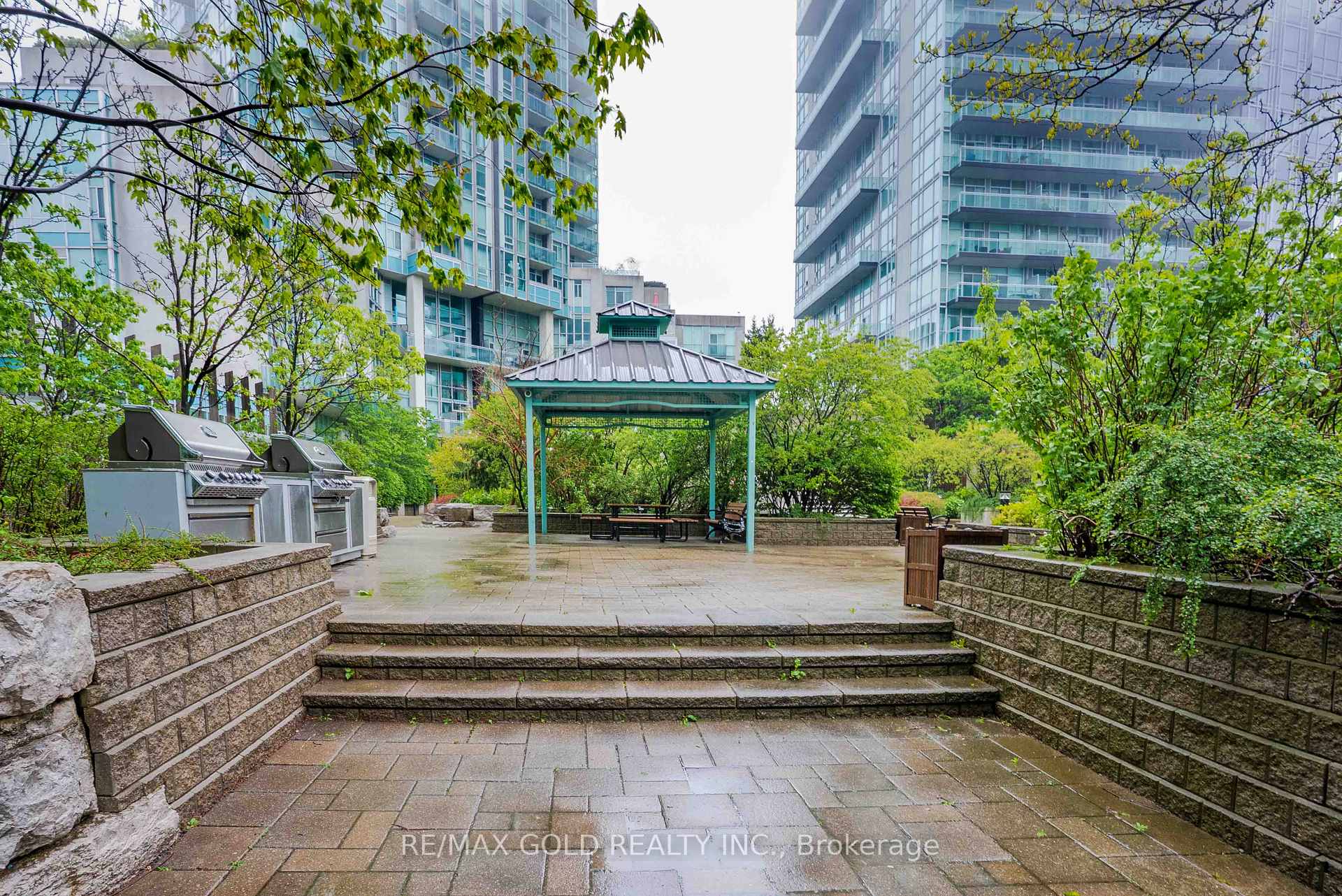 3 Bedrooms Condo at 3939 Duke Of York, Mississauga For sale