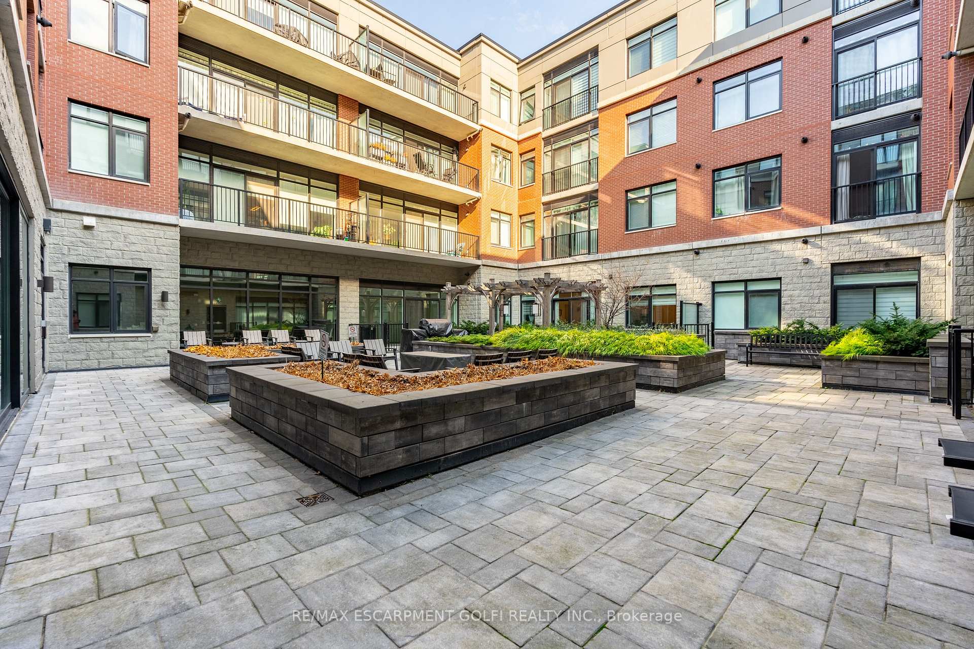 2 Bedrooms Condo at 1 Redfern, Hamilton For sale