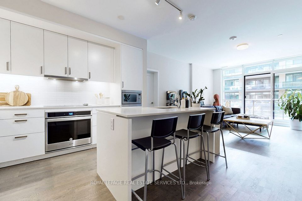 1575 Lakeshore
