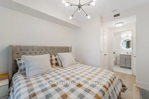 2 Bedrooms Condo at 70 Roehampton,  Toronto For sale