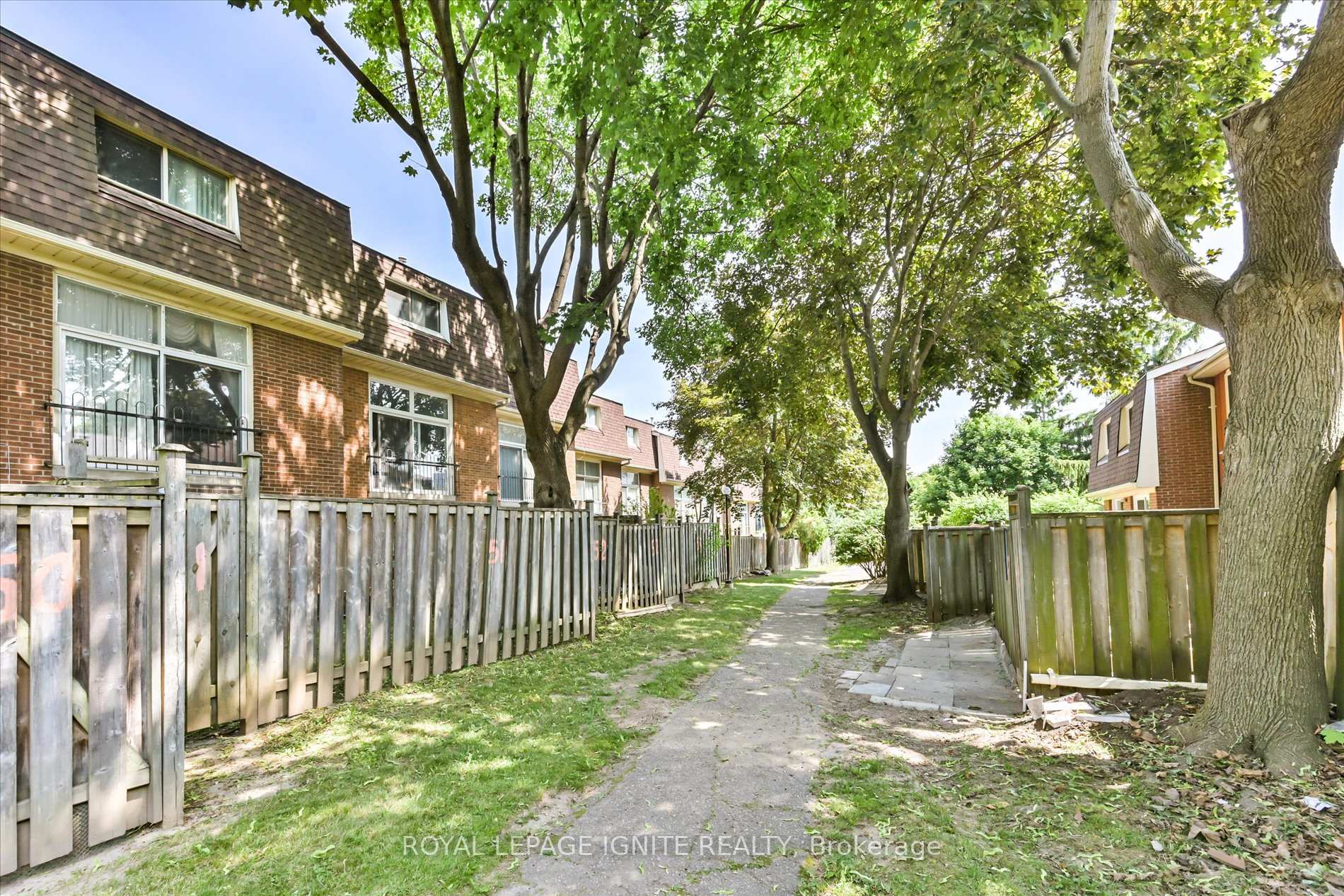 5 Bedrooms Condo at 40 Dundalk, Toronto For sale