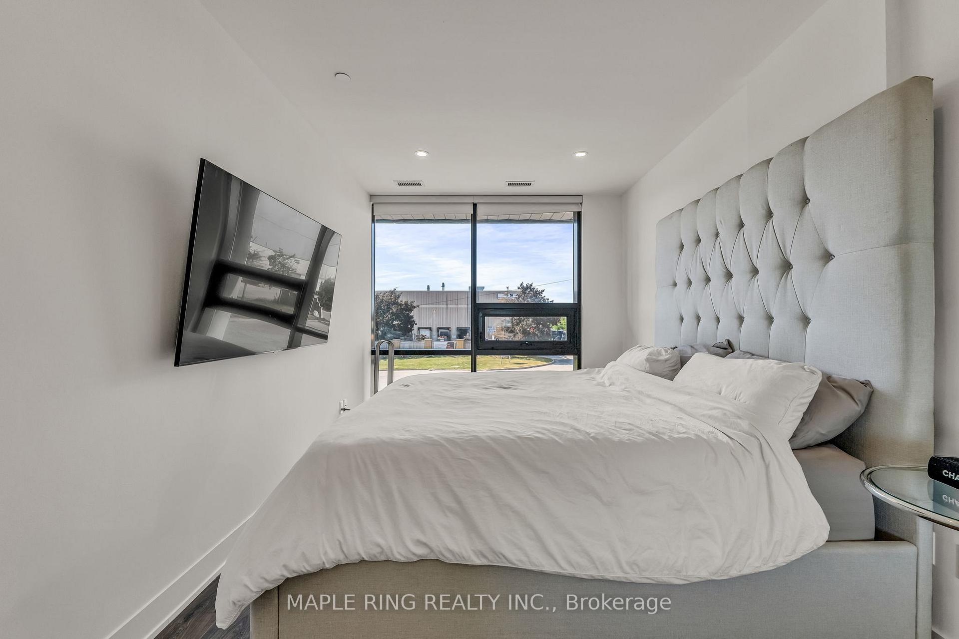 3 Bedrooms Condo at 2908 Highway 7, Vaughan For sale