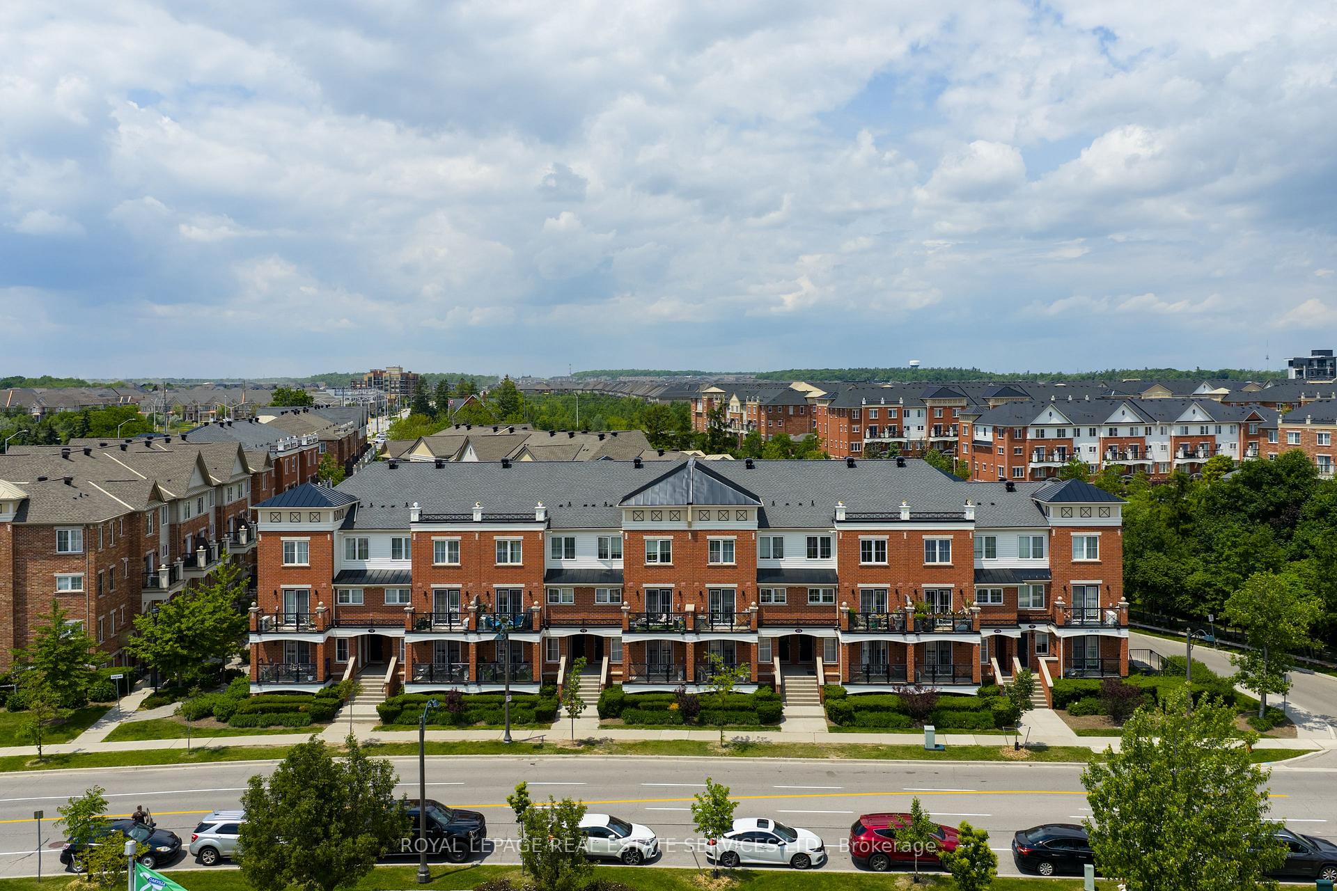 2 Bedrooms Condo at 15 Hays, Oakville For sale