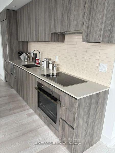 2 Bedrooms Condo at 8 Cumberland, Toronto For sale