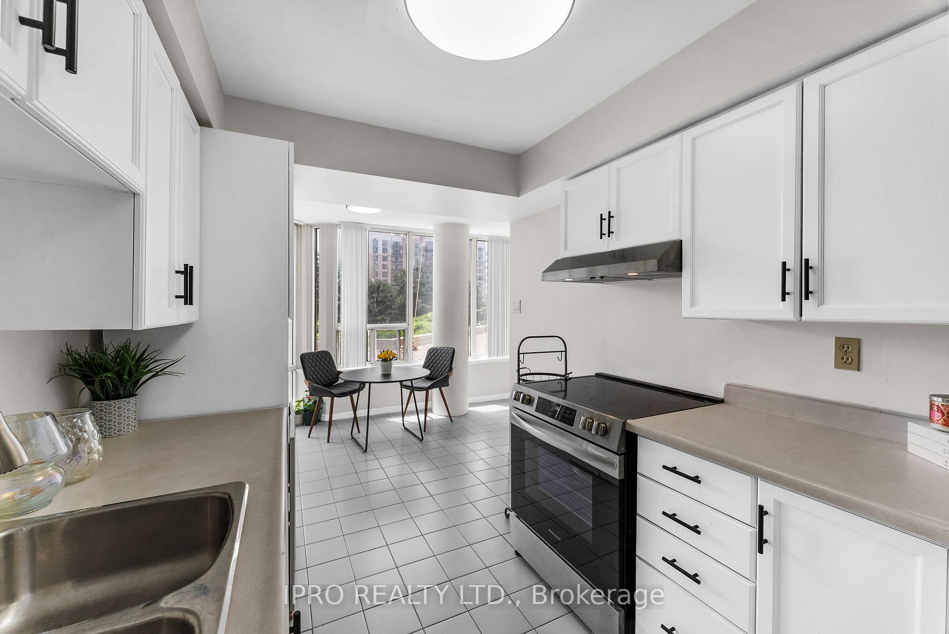 3 Bedrooms Condo at 700 Constellation, Mississauga For sale