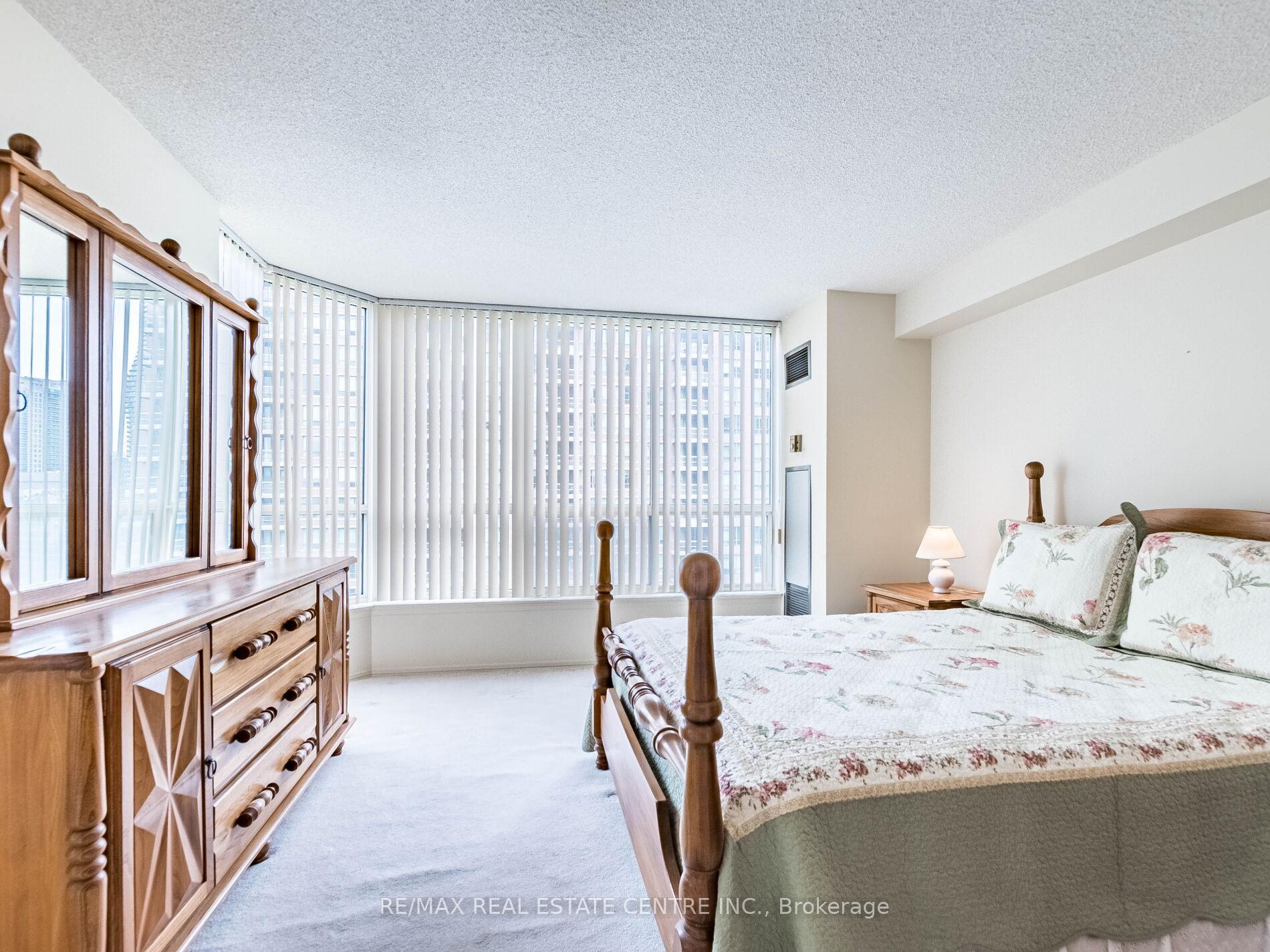 1 Bedroom Condo at 55 Elm, Mississauga For sale