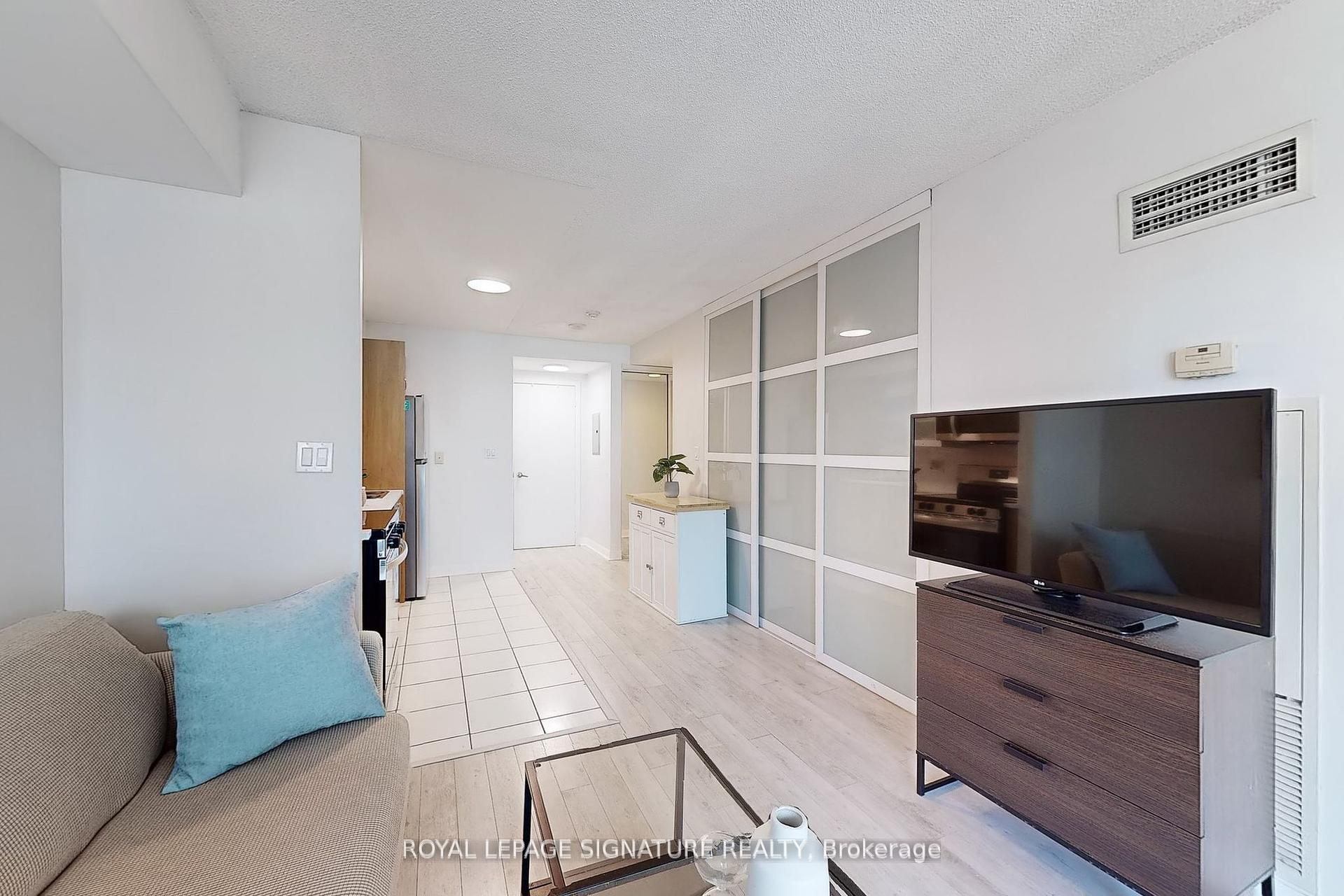2 Bedrooms Condo at 600 Fleet, Toronto For sale