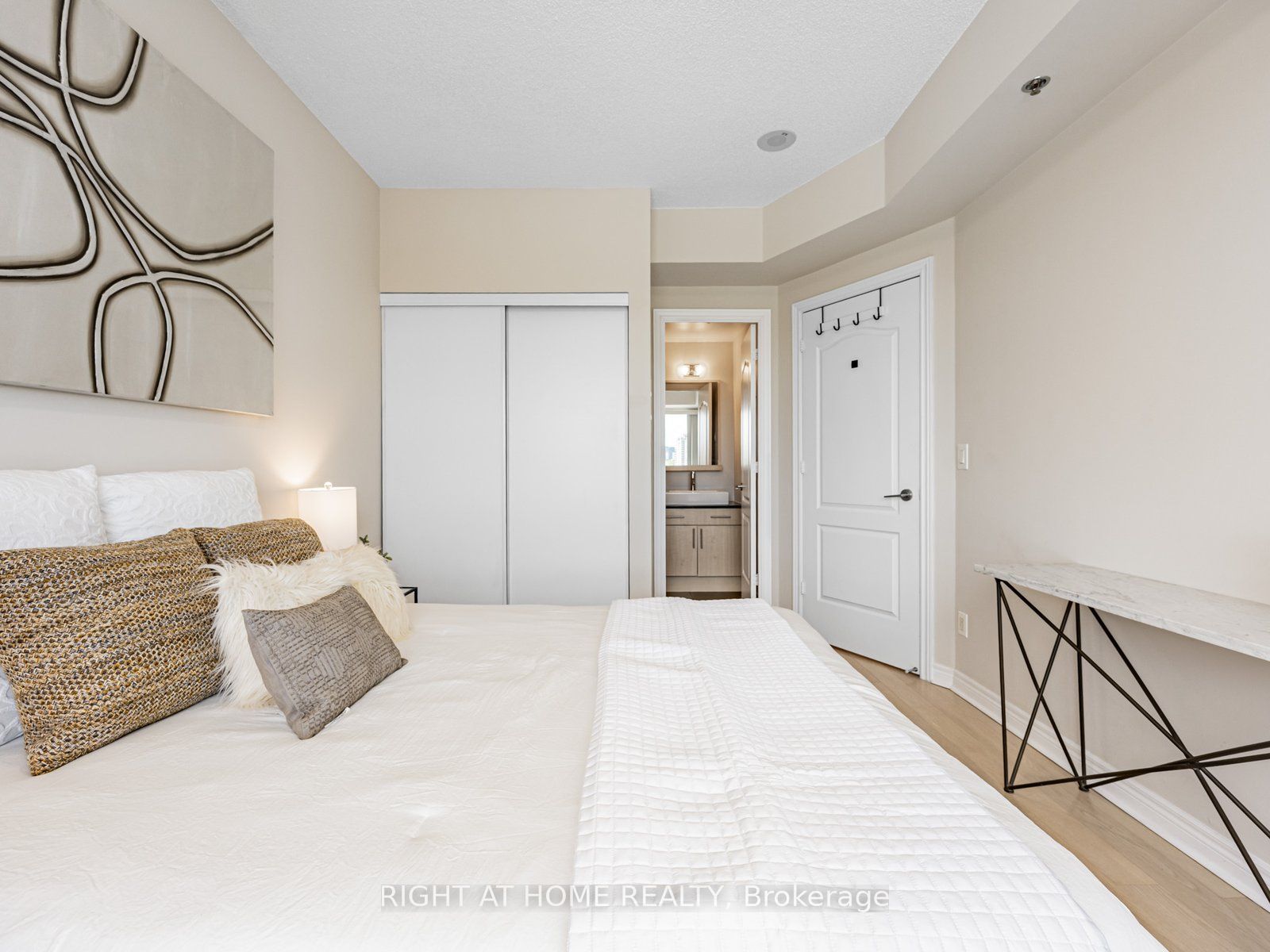 2756 Old Leslie Street, #811