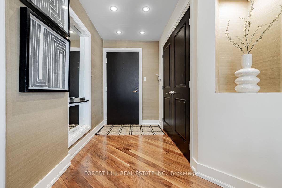 2 Bedrooms Condo at 175 Cumberland, Toronto For sale