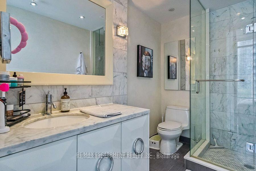 2 Bedrooms Condo at 88 Park Lawn, Toronto For sale