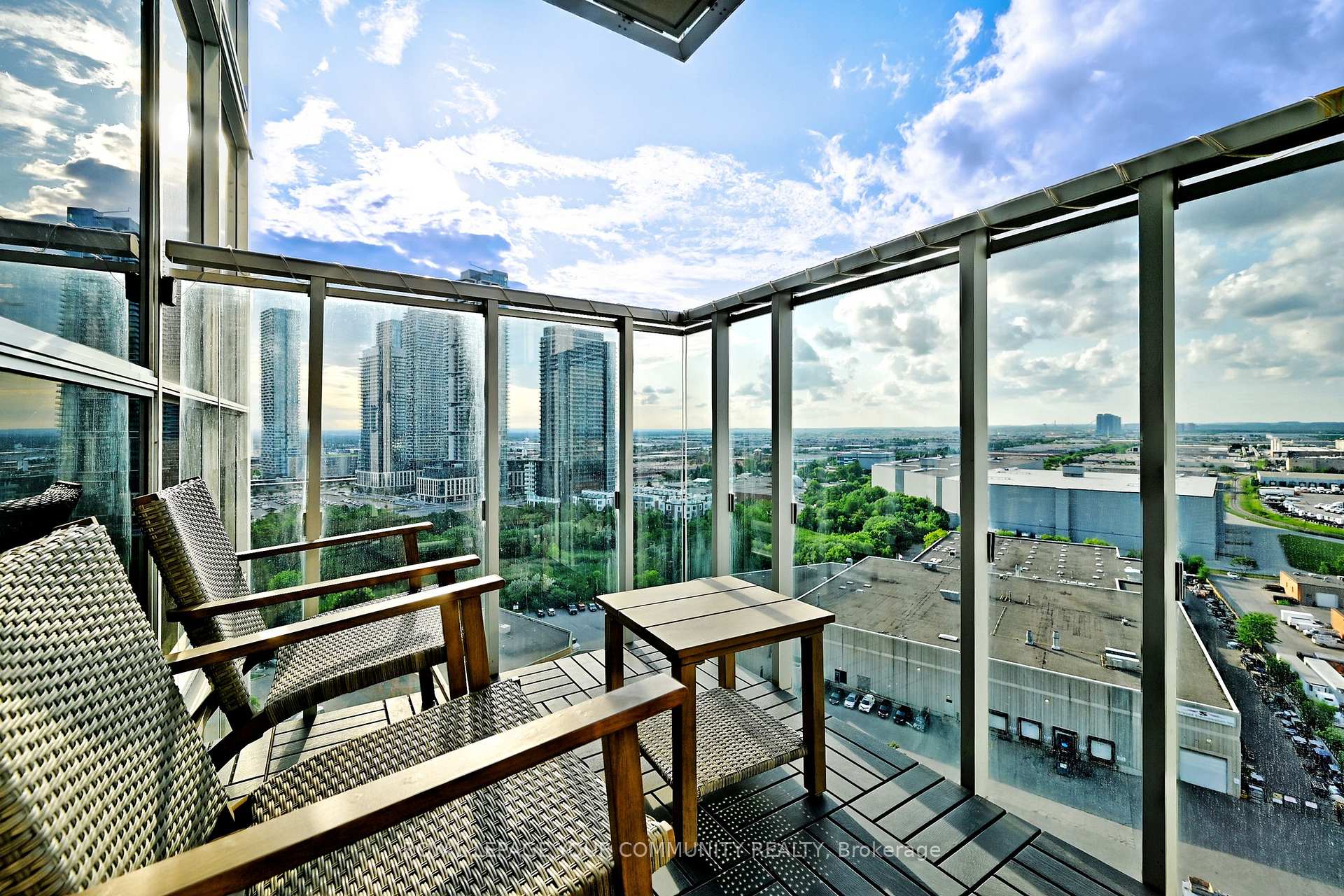 2 Bedrooms Condo at 2908 Highway 7, Vaughan For sale