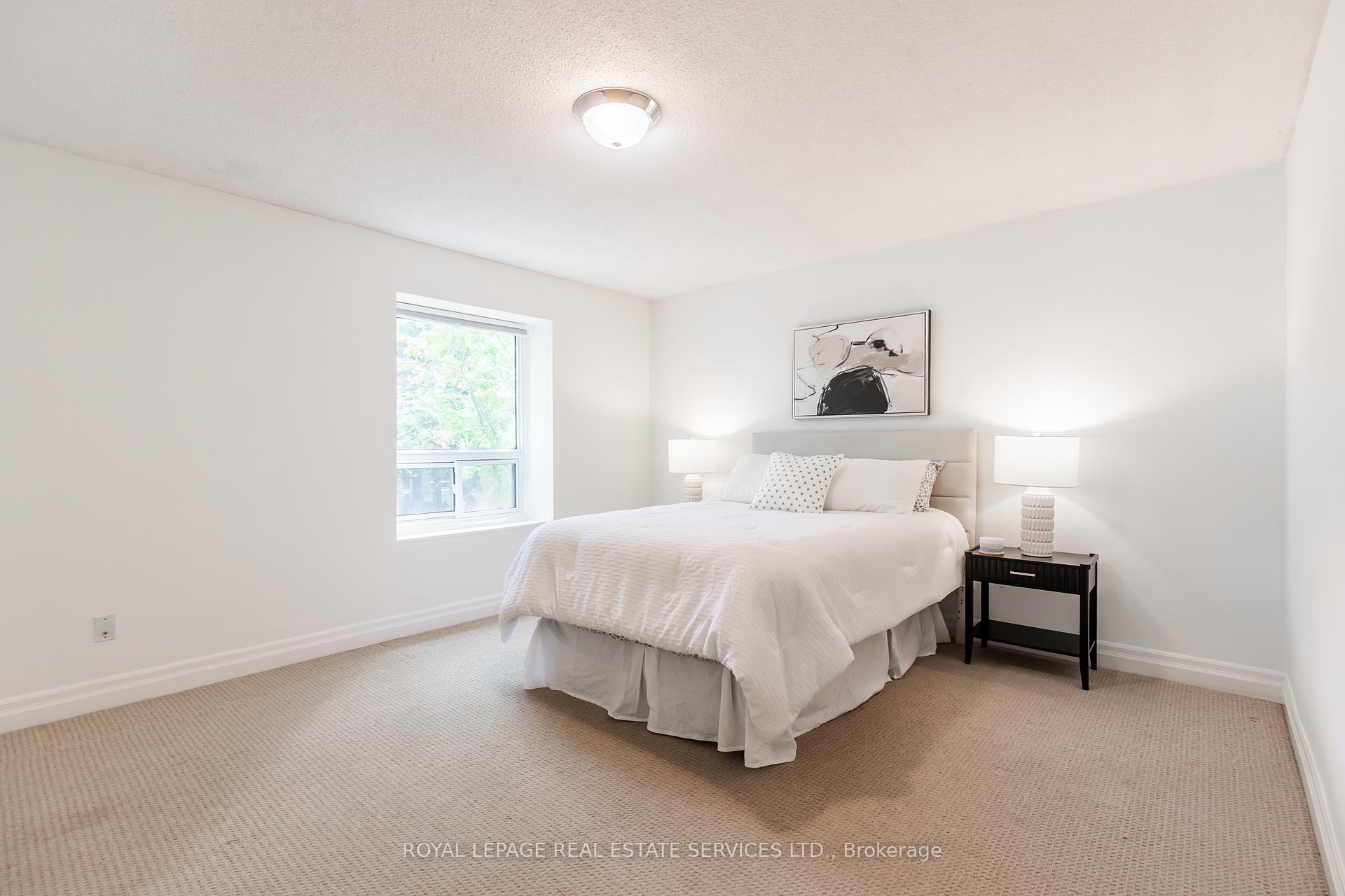 3 Bedrooms Condo at 3122 Lakeshore, Oakville For sale