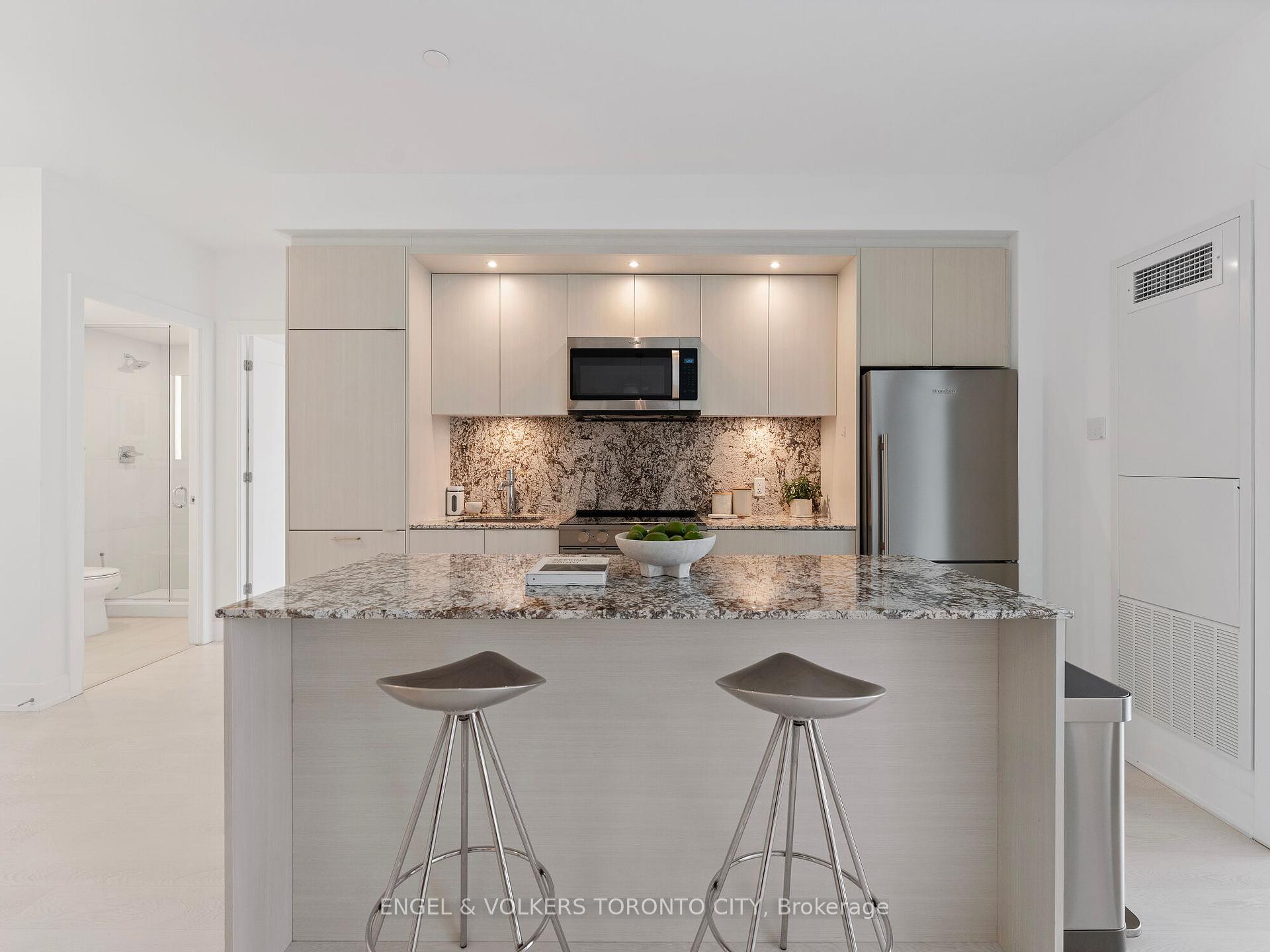 4 Bedrooms Condo at 30 Inn On The Park, Toronto For sale