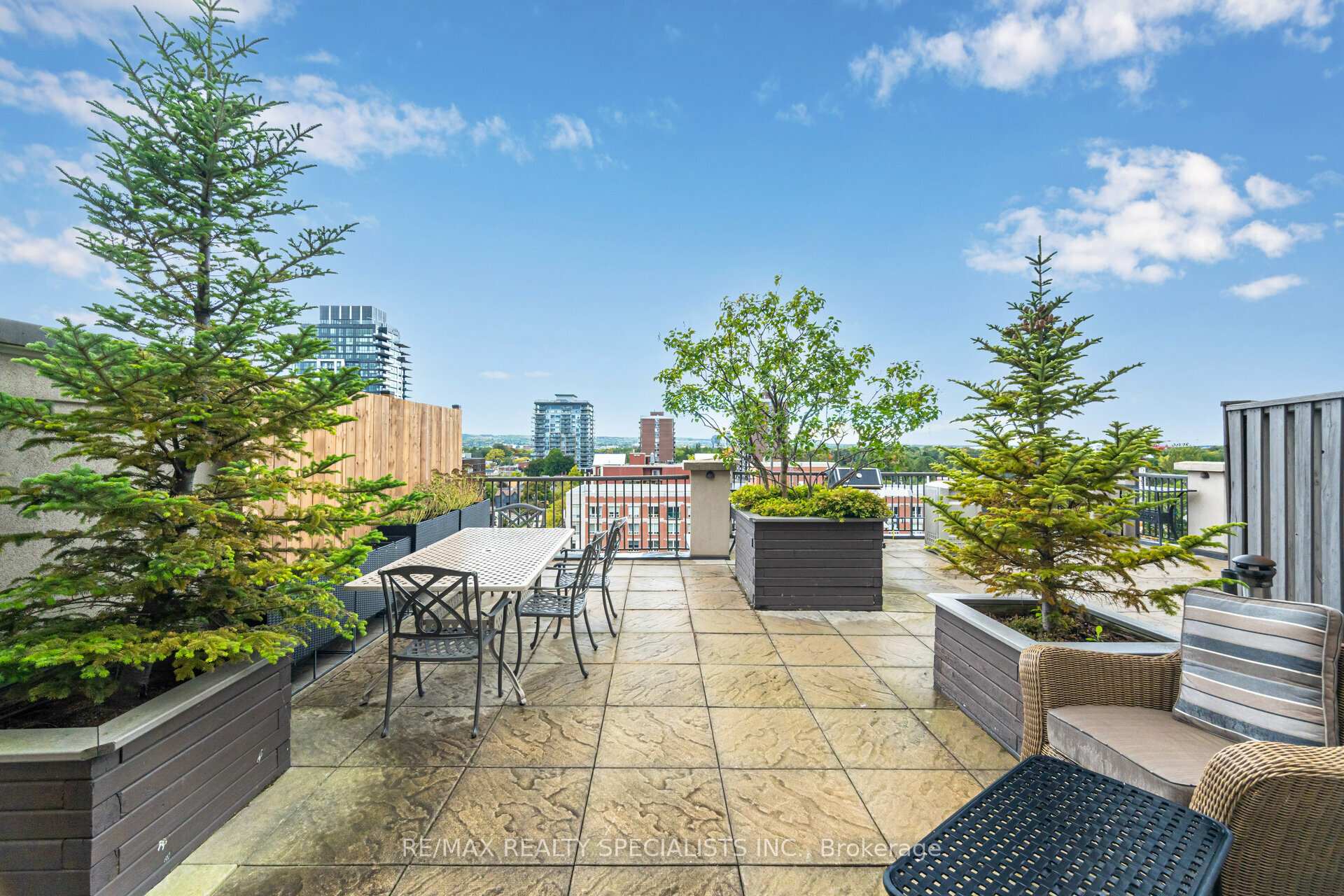 3 Bedrooms Condo at 399 Elizabeth, Burlington For sale