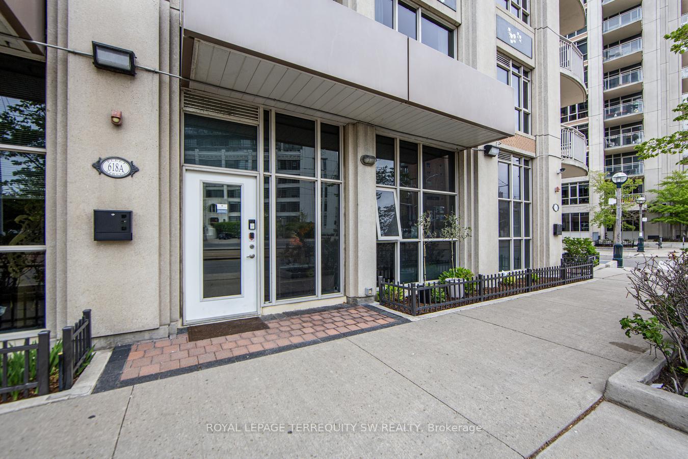 2 Bedrooms Condo at 618 A Fleet, Toronto For sale