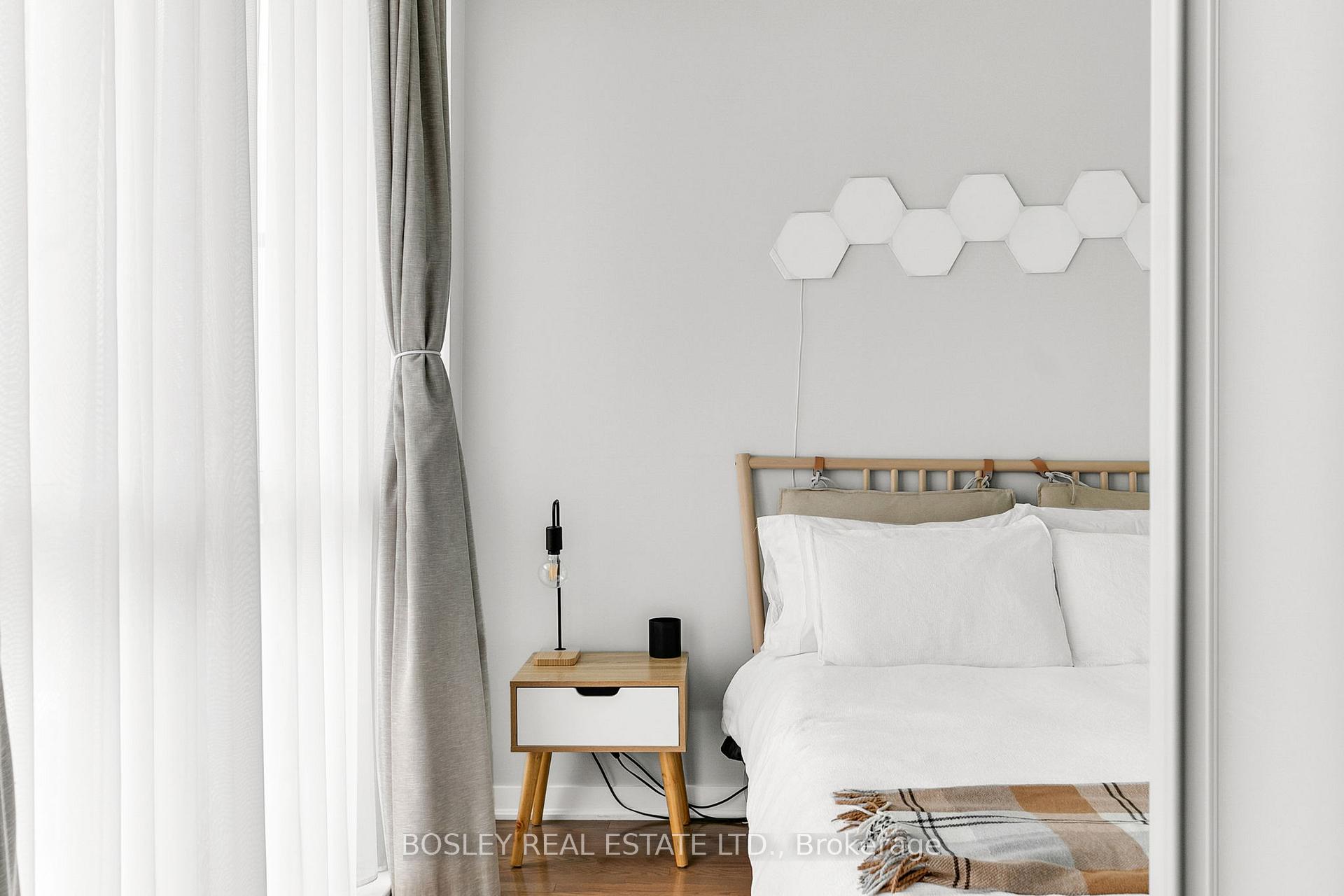 2 Bedrooms Condo at 770 Bay, Toronto For sale