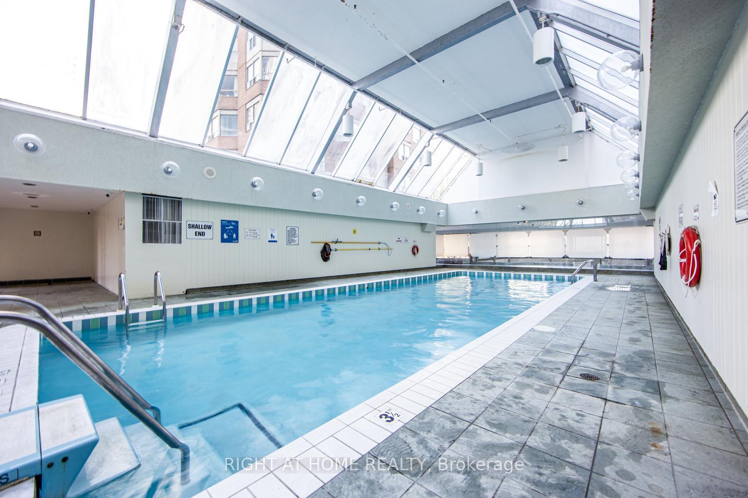 2 Bedrooms Condo at 335 Webb, Mississauga For sale