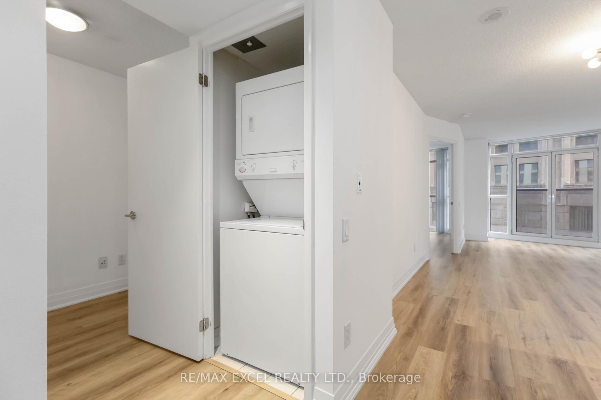 2 Bedrooms Condo at 21 Carlton, Toronto For sale
