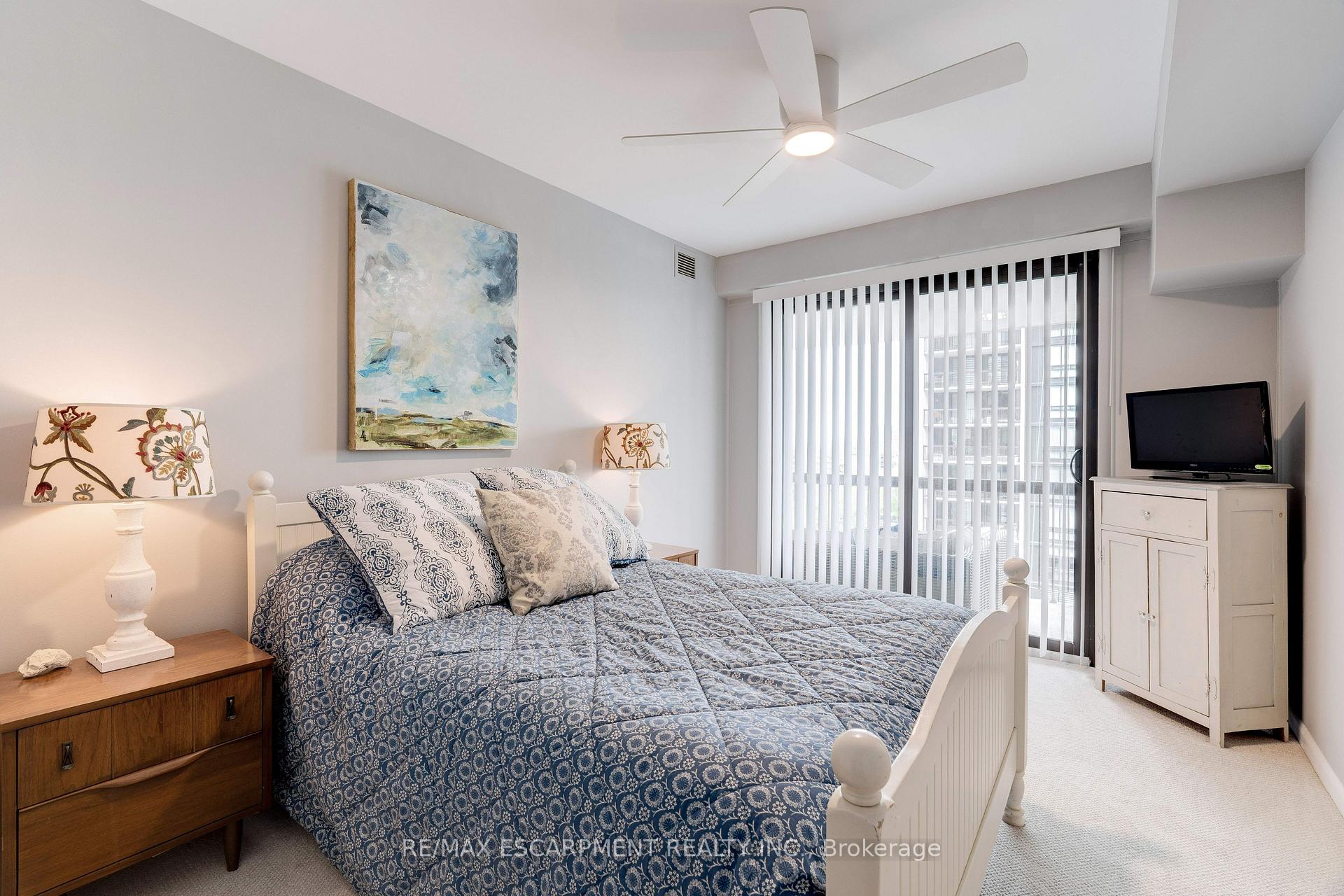 3 Bedrooms Condo at 2175 Marine, Oakville For sale