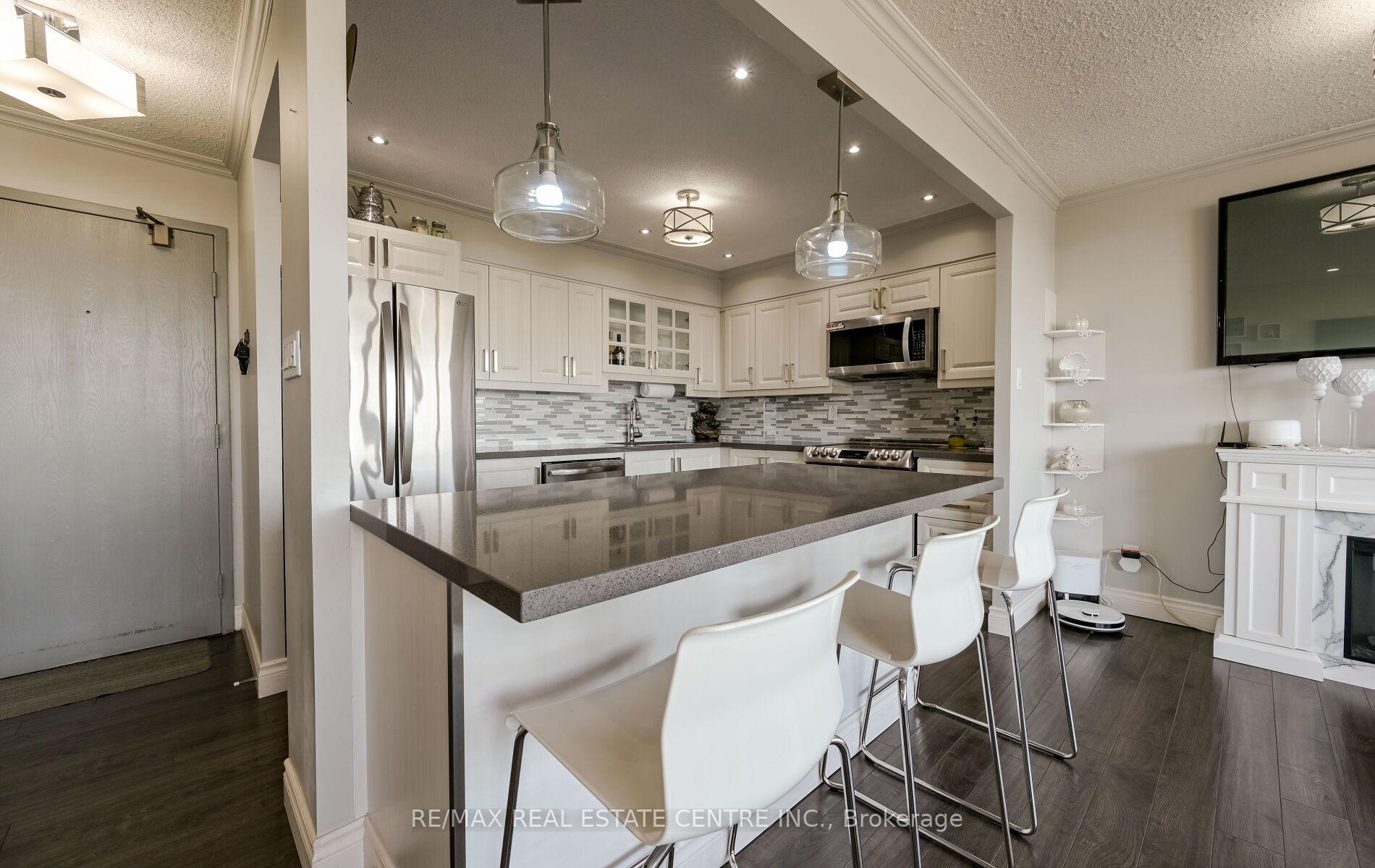 3 Bedrooms Condo at 200 Robert Speck, Mississauga For sale