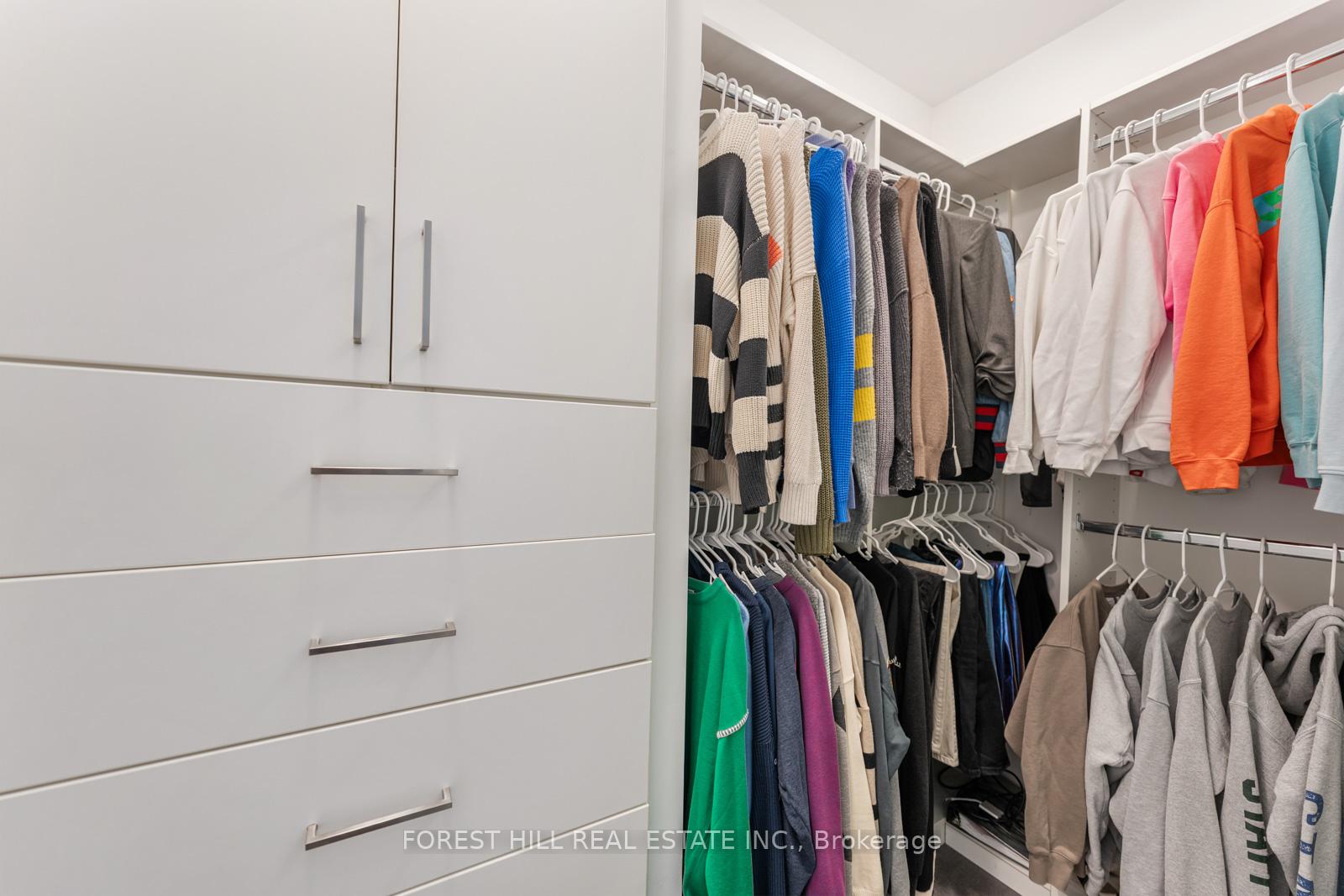 2 Bedrooms Condo at 161 Roehampton, Toronto For sale