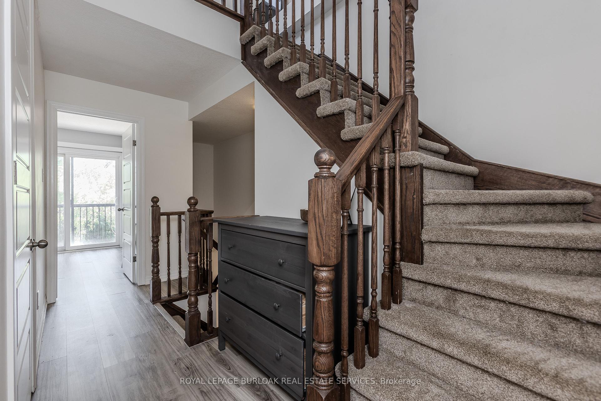 2 Bedrooms Condo at 70 Plains, Burlington For sale