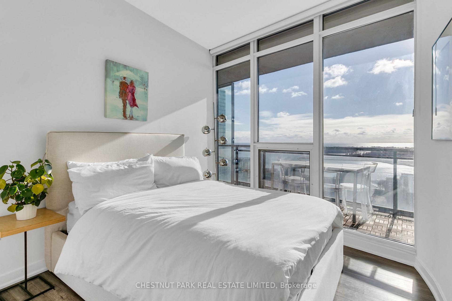 3 Bedrooms Condo at 25 Capreol, Toronto For sale