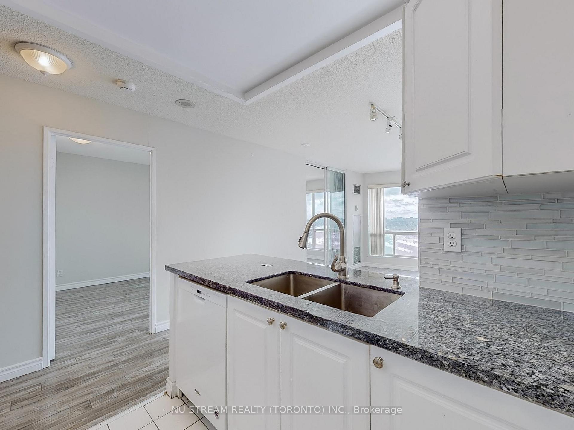 2 Bedrooms Condo at 18 Lee Centre,  Toronto For sale