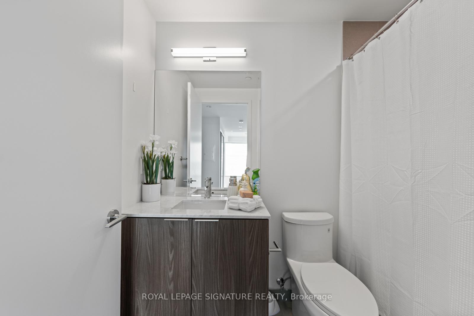 3 Bedrooms Condo at 15 Queens, Toronto For sale