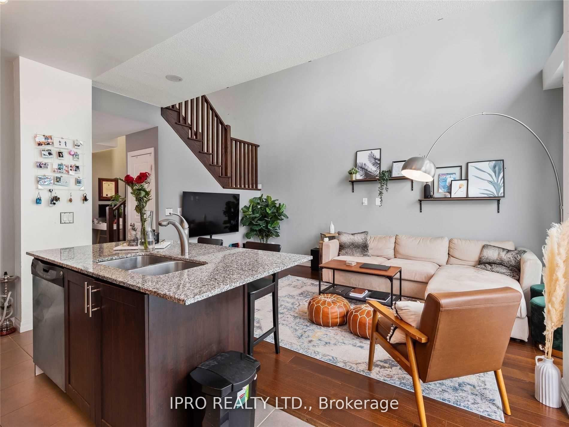 2 Bedrooms Condo at 223 Webb, Mississauga For sale