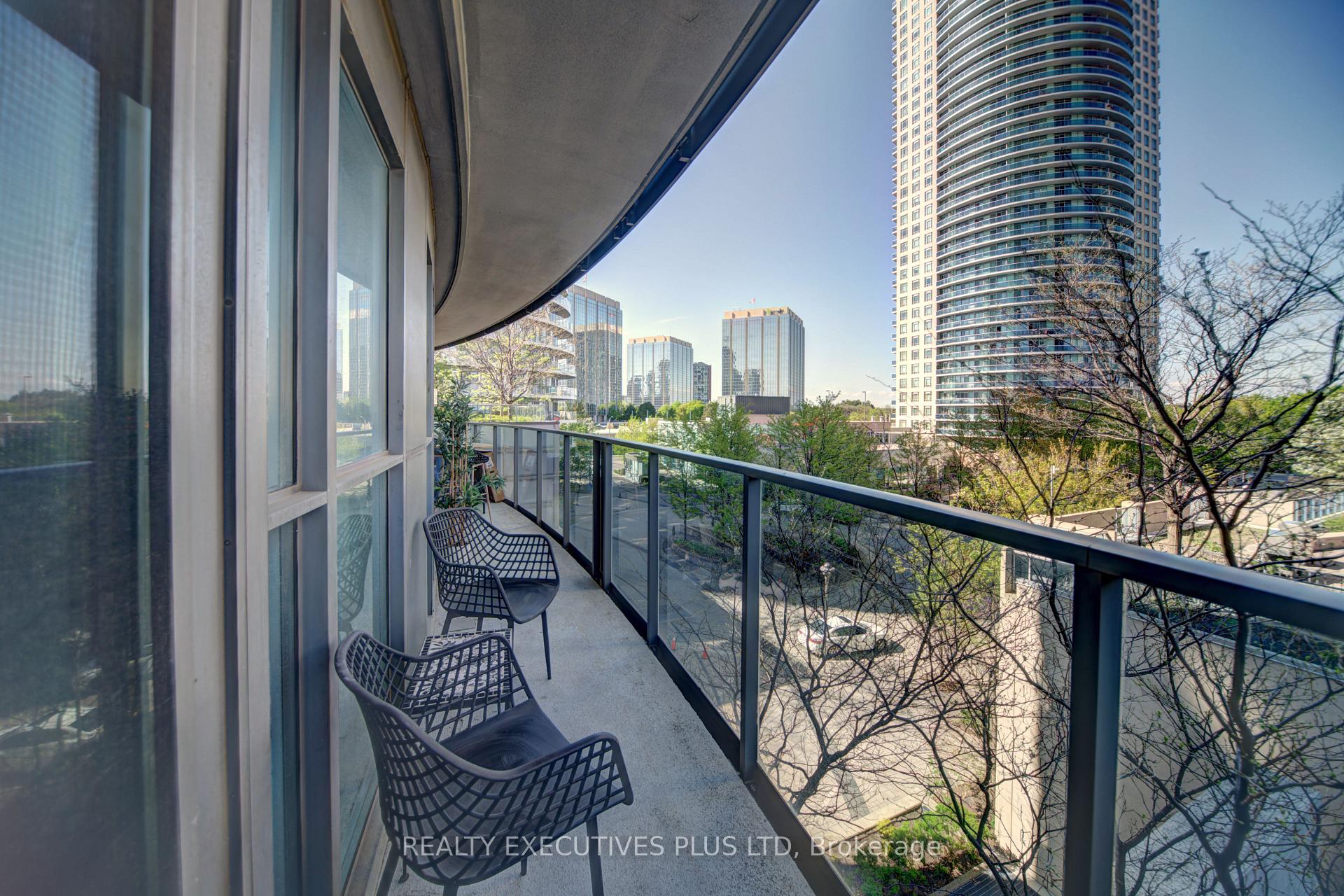 3 Bedrooms Condo at 60 Absolute, Mississauga For sale
