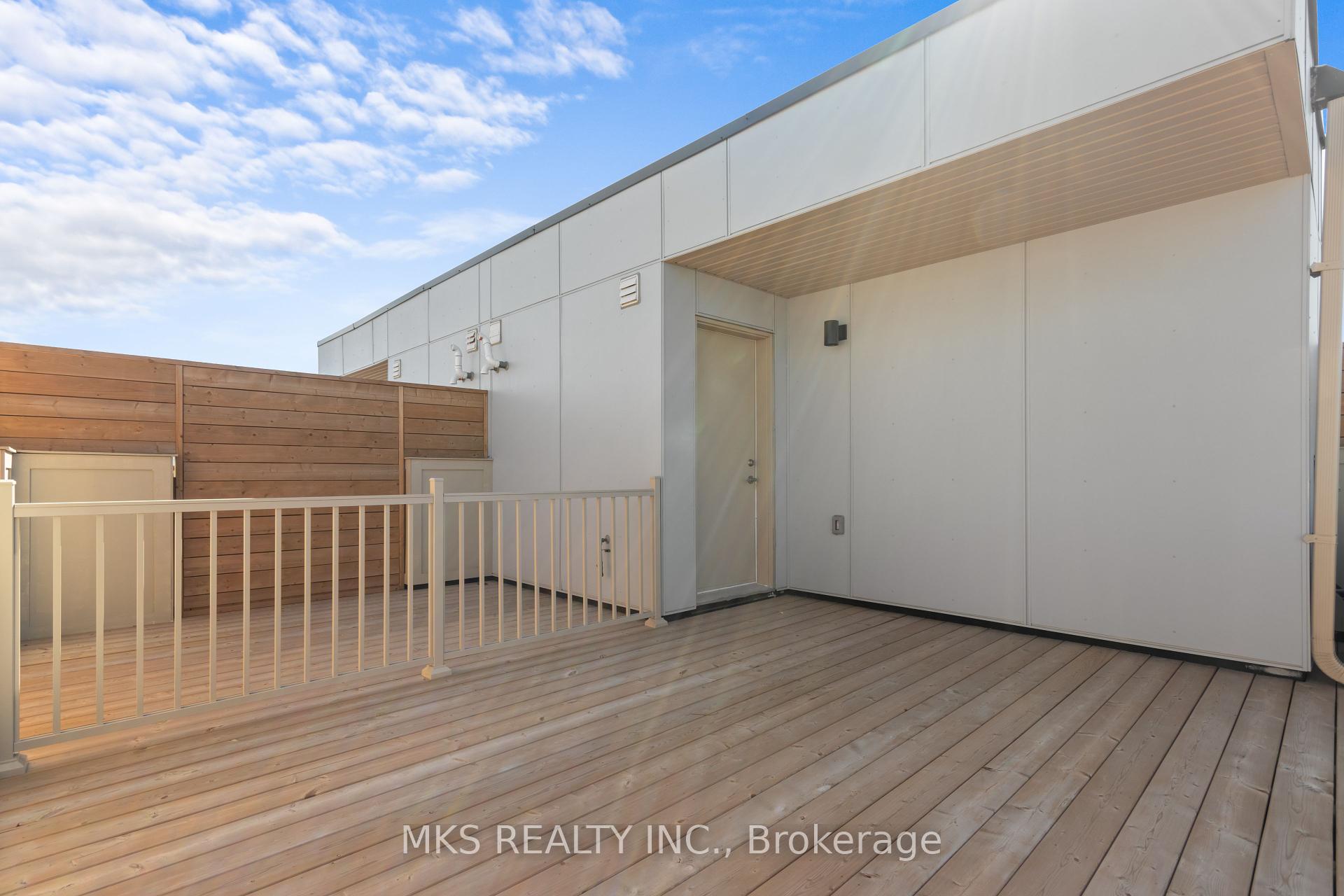 3 Bedrooms Condo at 121 Honeycrisp,  Vaughan For sale