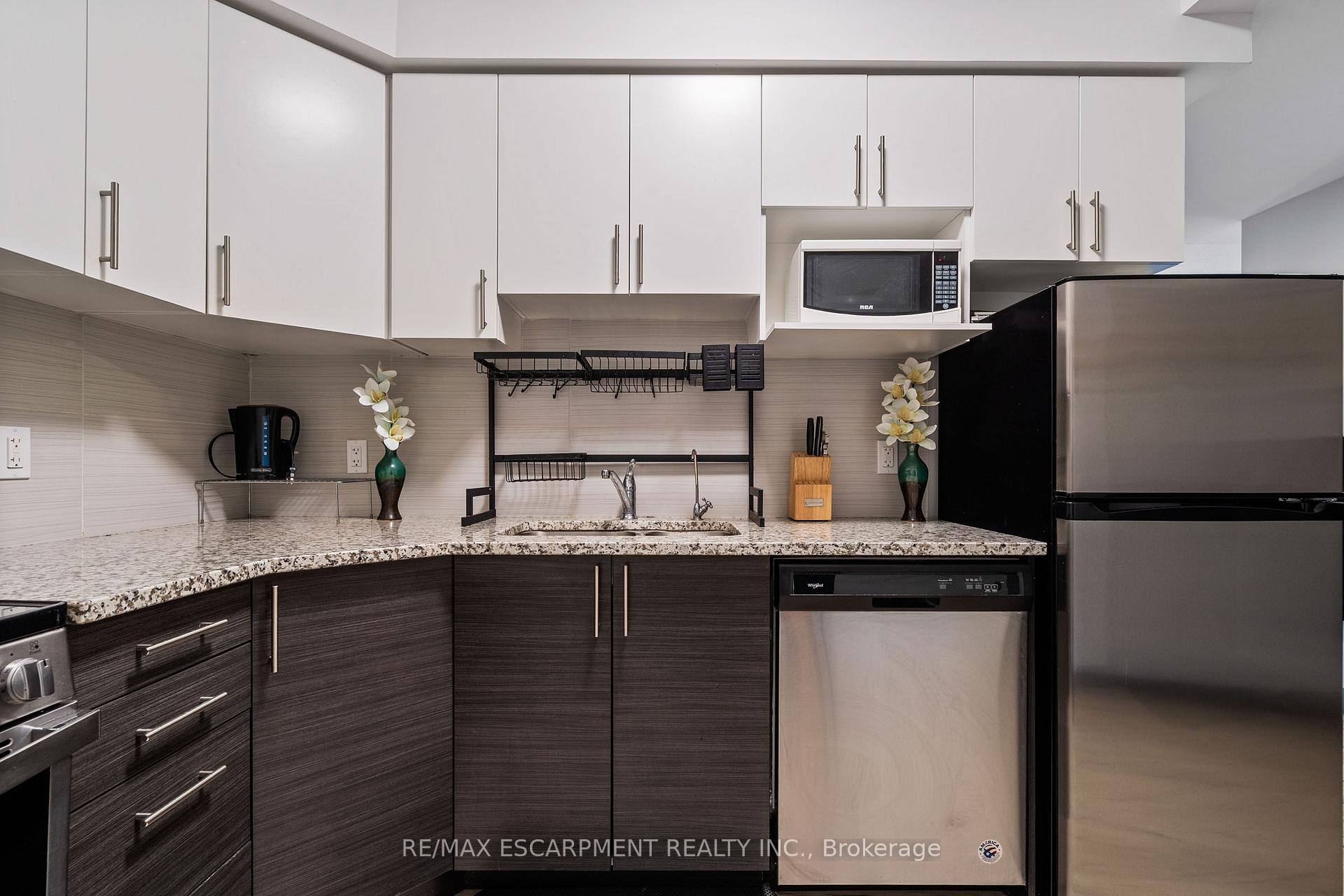 2 Bedrooms Condo at 77 LELAND, Hamilton For sale
