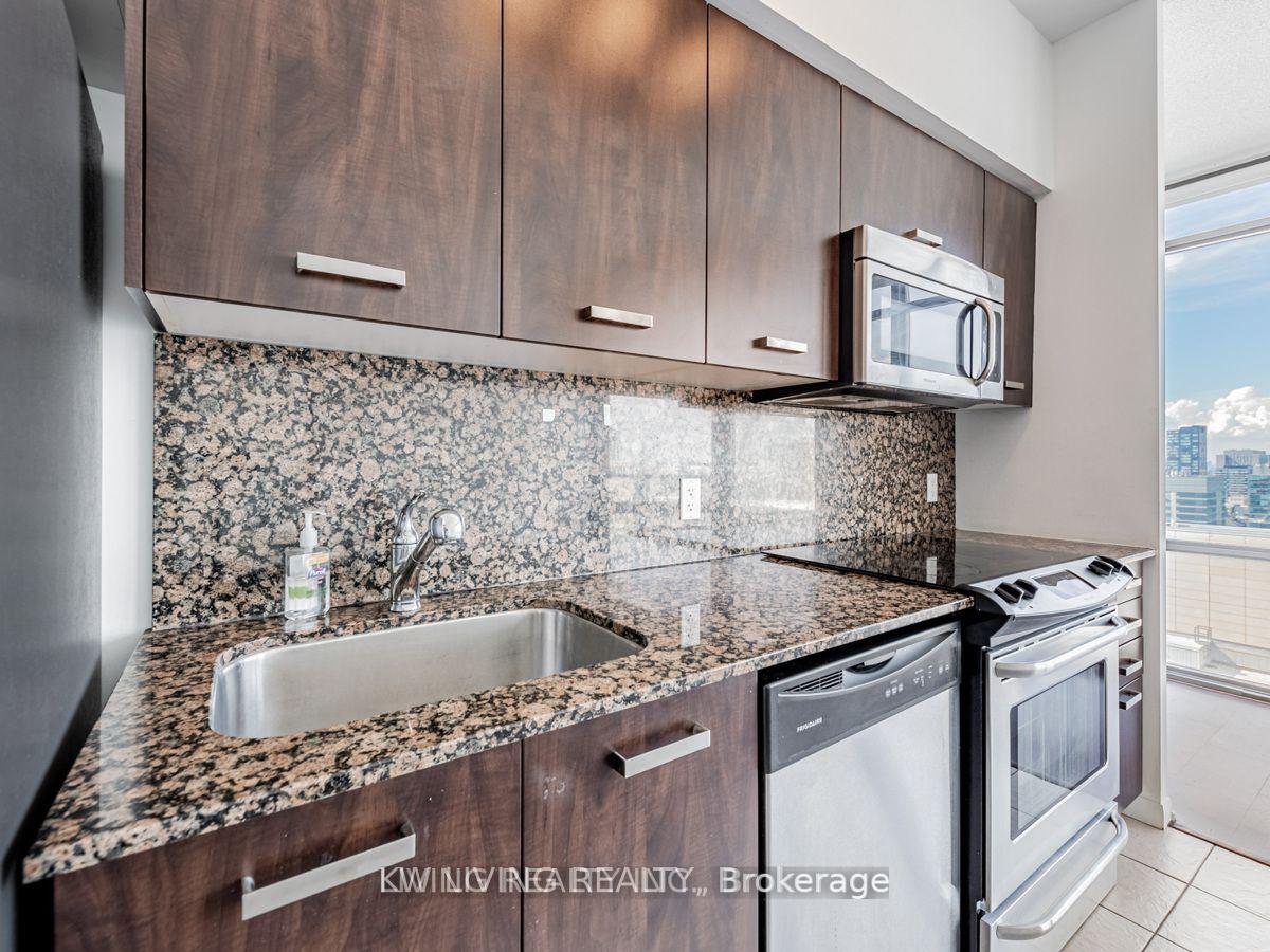 2 Bedrooms Condo at 832 Bay,  Toronto For sale