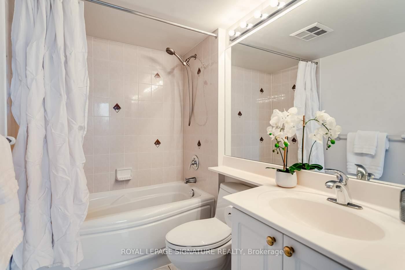 2 Bedrooms Condo at 55 Strathaven, Mississauga For sale