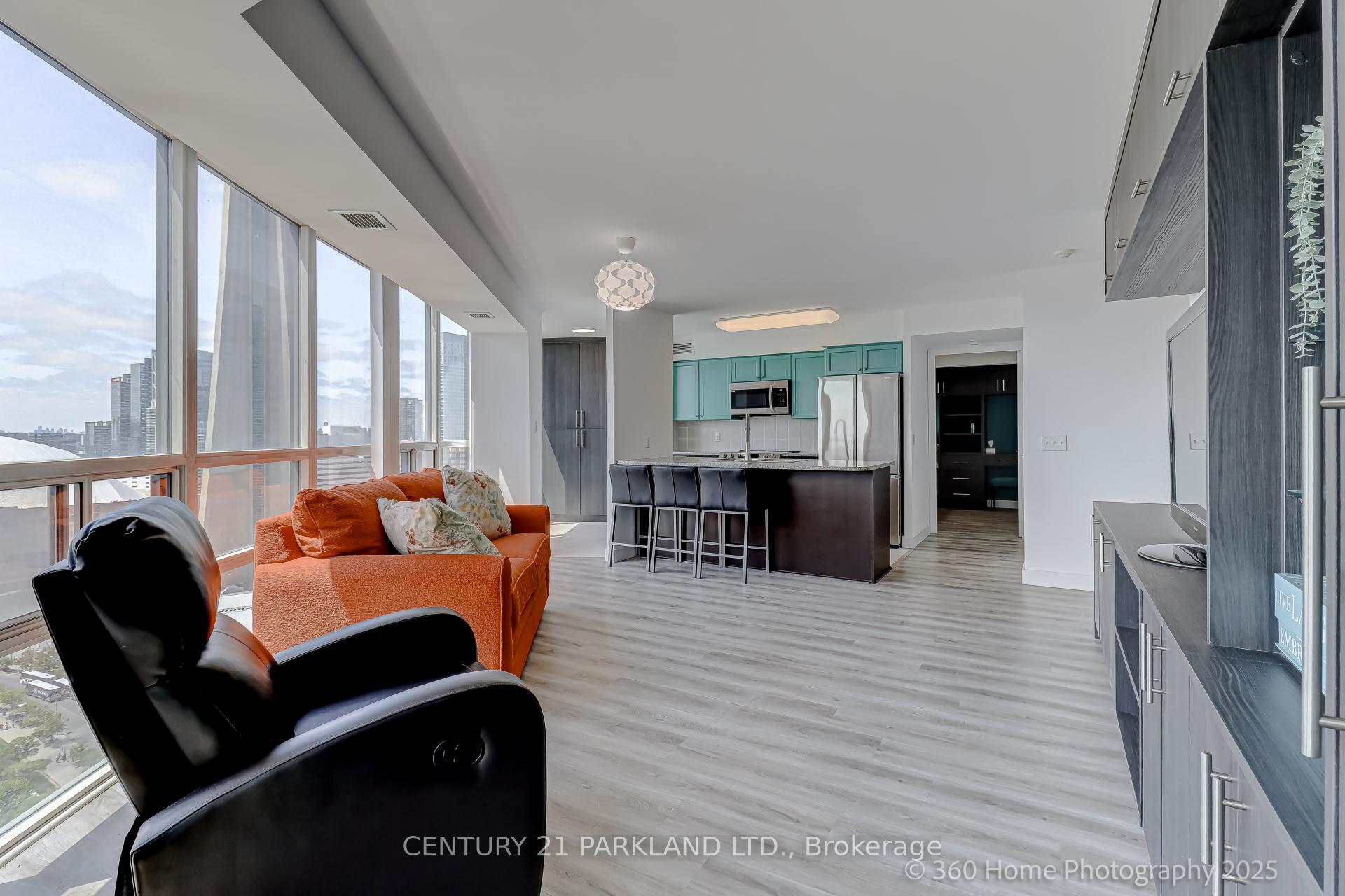 2 Bedrooms Condo at 30 Grand Trunk, Toronto For sale