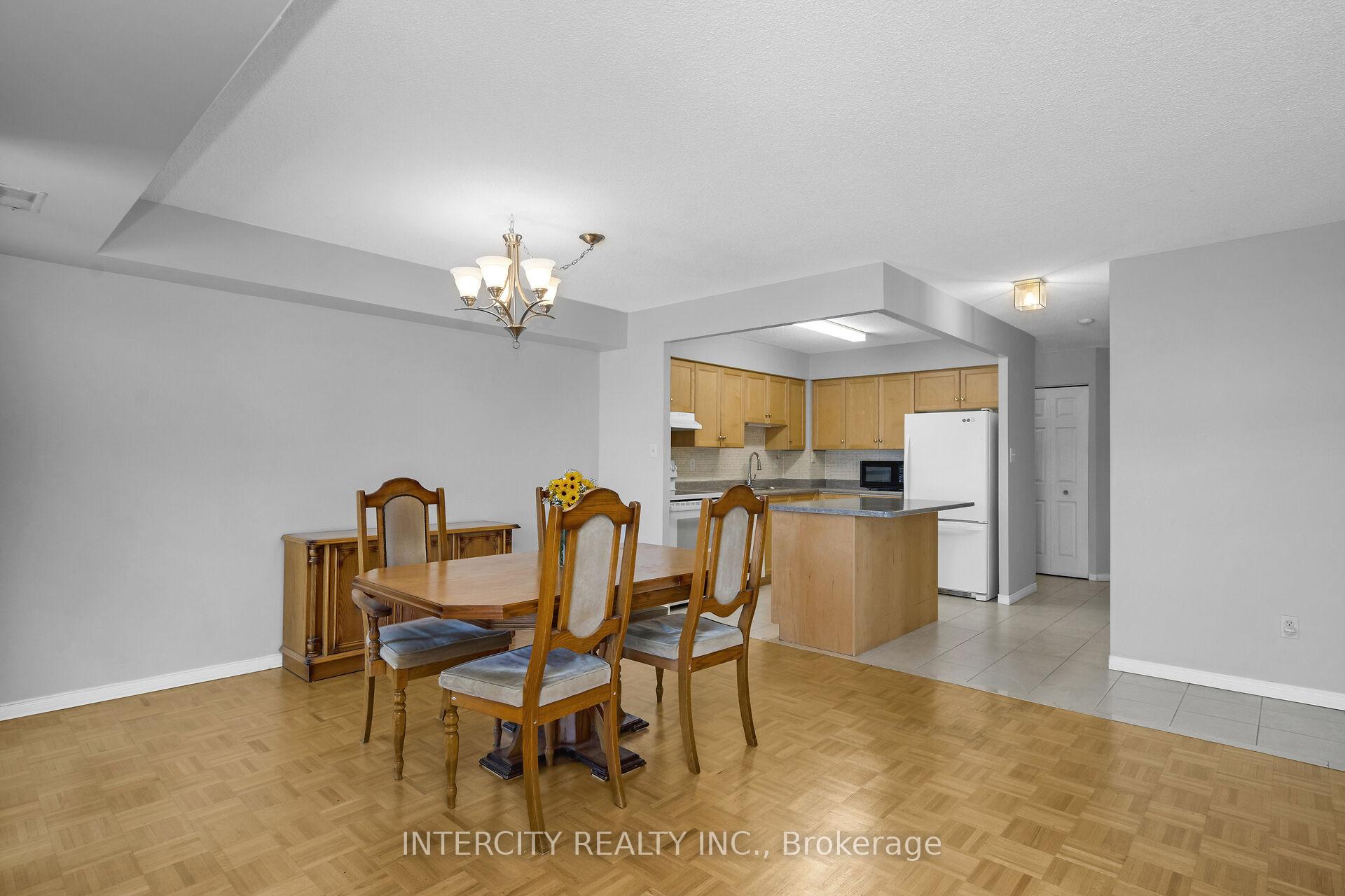 3 Bedrooms Condo at 32 Tannery, Mississauga For sale