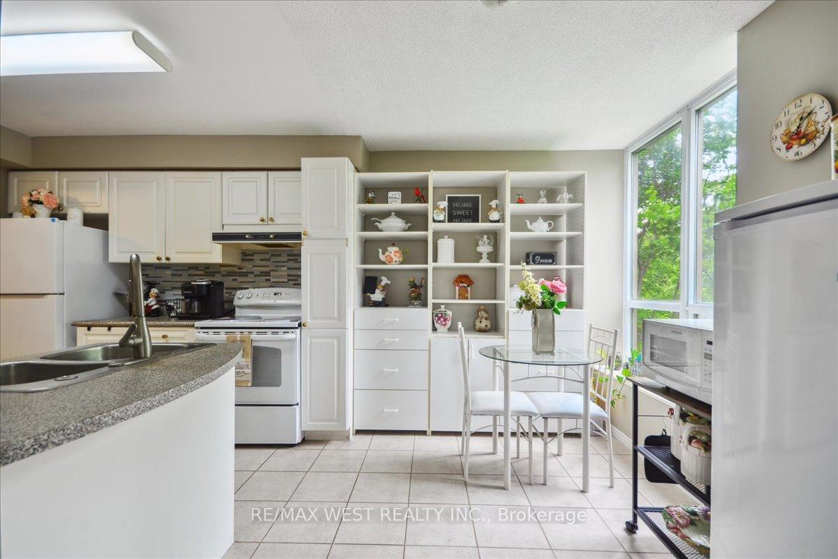 2 Bedrooms Condo at 800 Sheppard, Toronto For sale