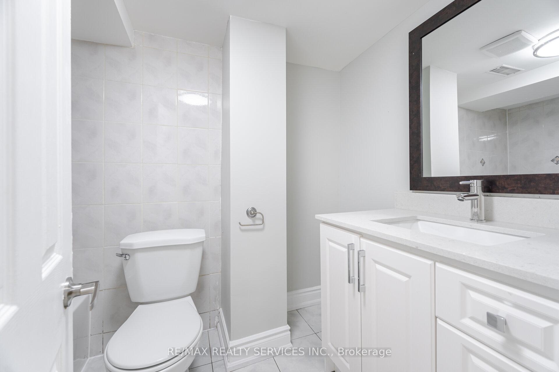 5 Bedrooms Condo at 3525 Brandon Gate, Mississauga For sale