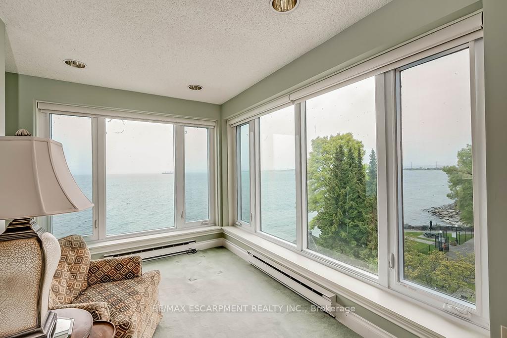 2 Bedrooms Condo at 2220 Lakeshore, Burlington For sale
