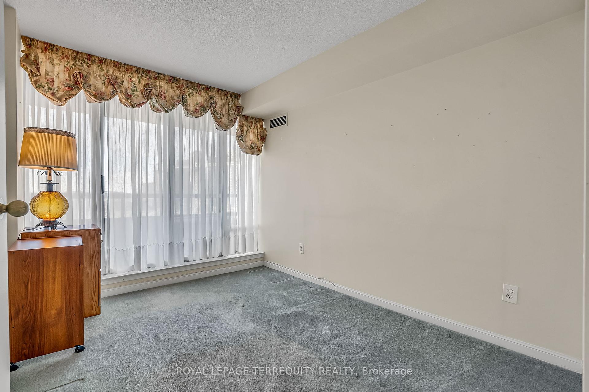 2 Bedrooms Condo at 550 Webb, Mississauga For sale