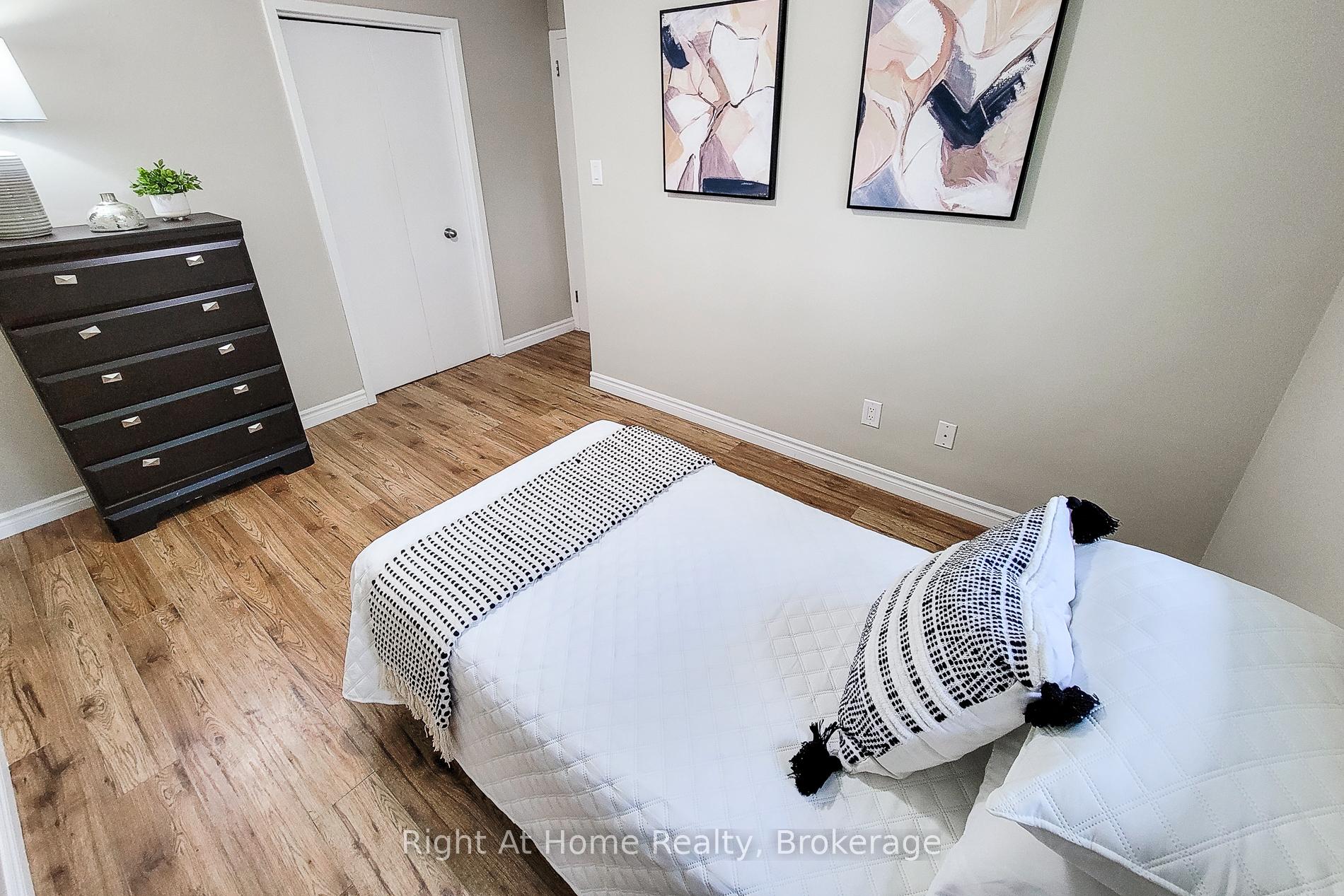 3 Bedrooms Condo at 8 Glenburn, Hamilton For sale