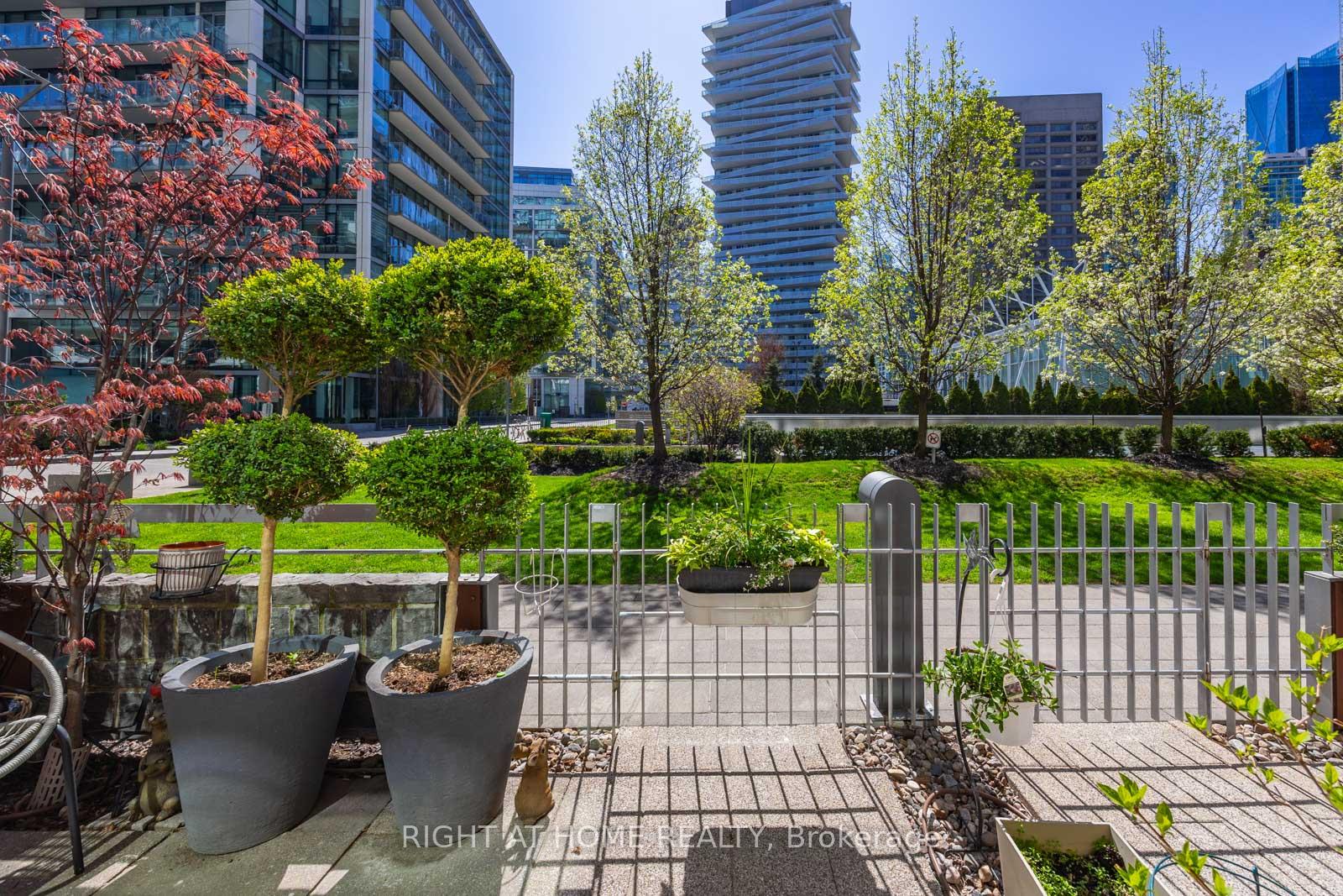 2 Bedrooms Condo at 39 Queens, Toronto For sale