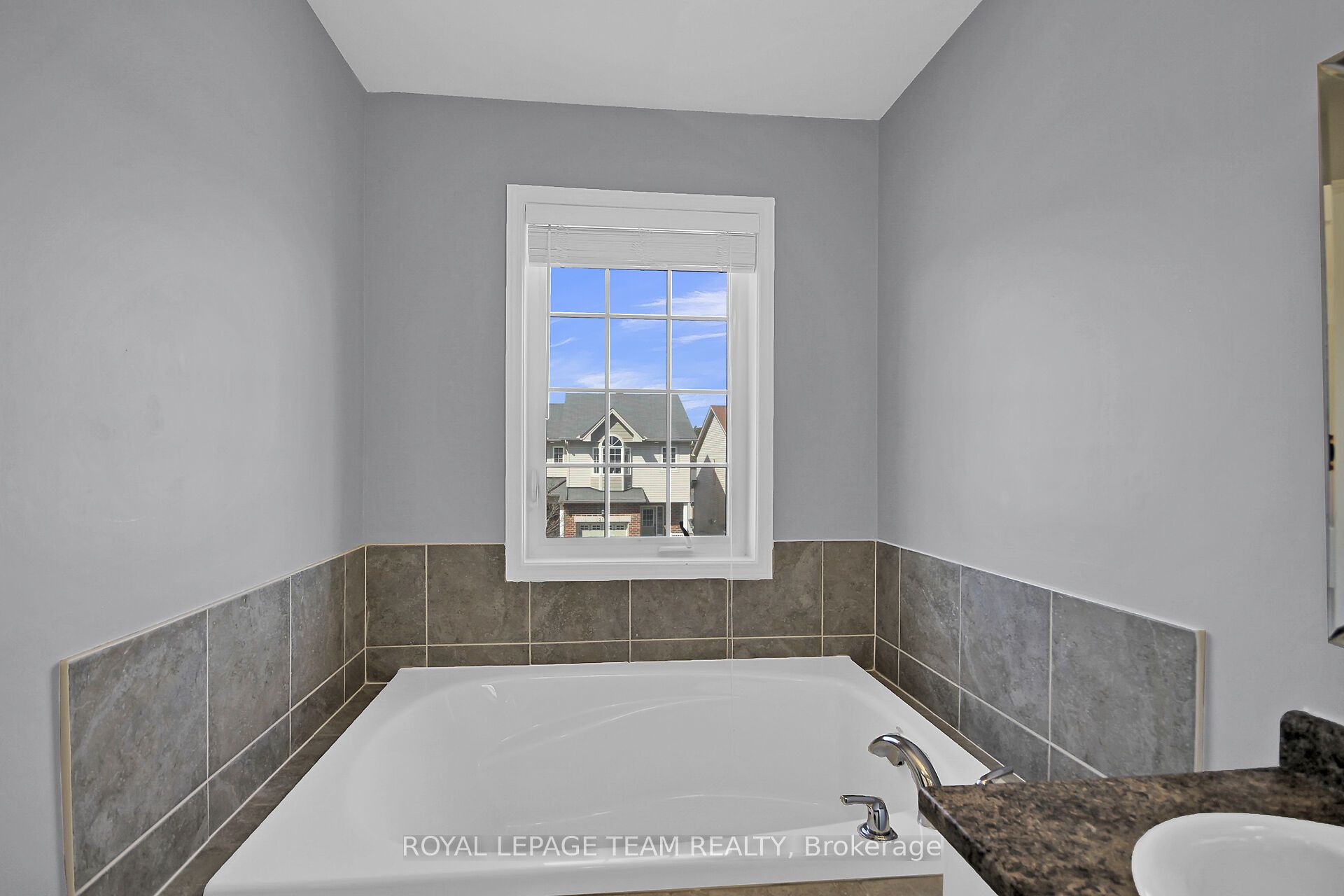 214 Cityview Crescent